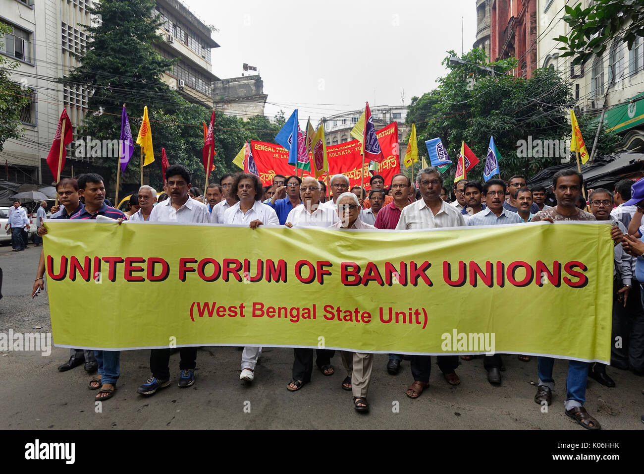 Kolkata. 22 Aug, 2017. Indische bank Mitarbeiter nehmen an einem eintägigen landesweiten Streik in Kalkutta, der Hauptstadt der östlichen indischen Bundesstaat Westbengalen am 22.08.2017. Die All India Bankangestellten Verband (AIBEA), das entspricht neun Bank Gewerkschaften, die den Streik gegen die Privatisierung und den Zusammenschluss von öffentlichen Banken zum Protest aufgerufen hat. Normale Bankgeschäft haben wegen des Streiks beeinflusst worden sind. Credit: tumpa Mondal/Xinhua/Alamy leben Nachrichten Stockfoto