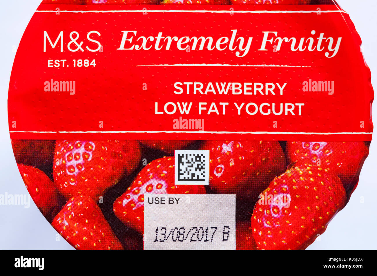 M&S Extrem fruchtige Erdbeere fettarmen Joghurt - auf Deckel oben auf weißem Hintergrund Stockfoto