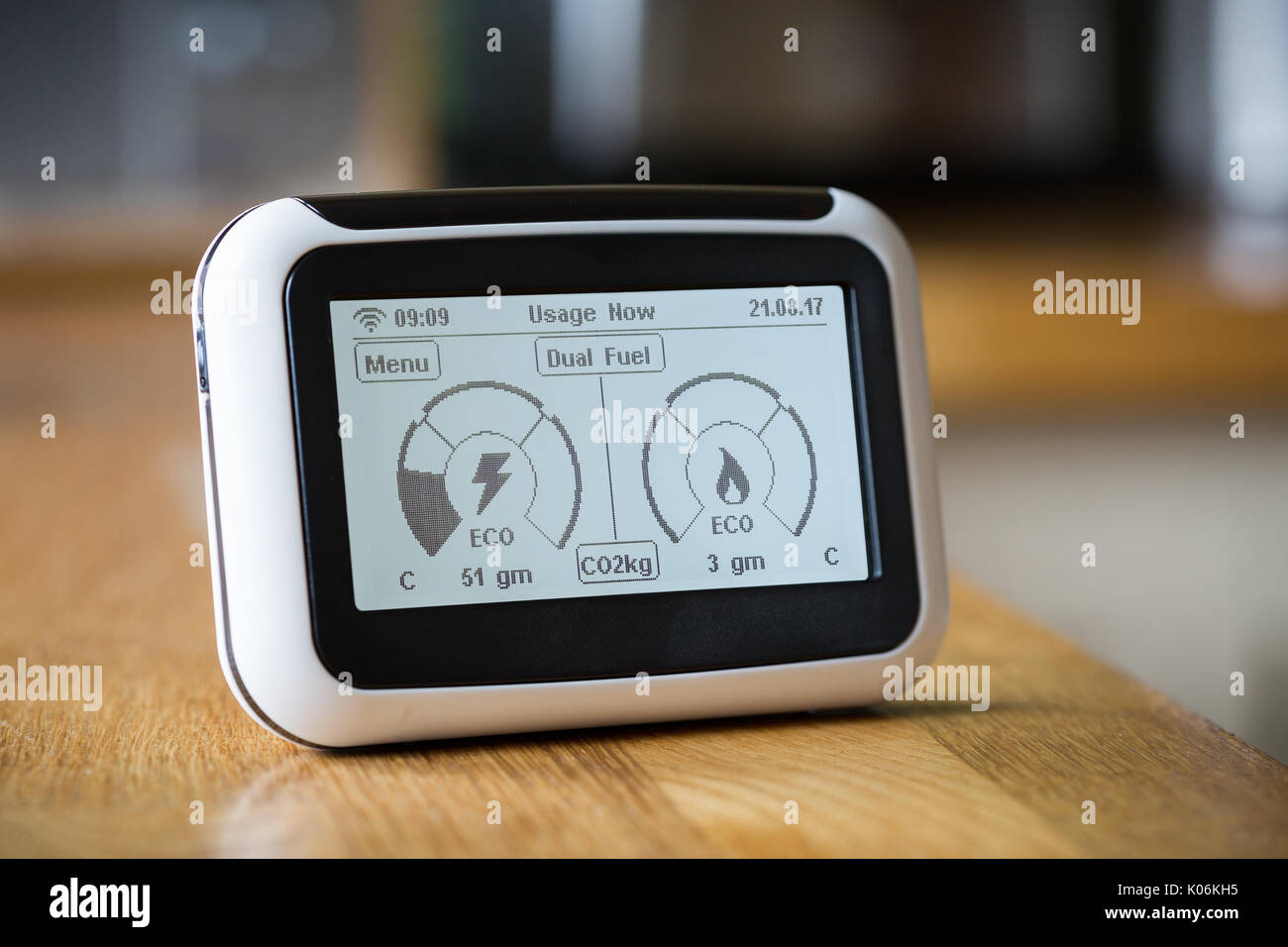 Domestic Energy Smart Meter auf einer Küchenarbeitsplatte angezeigte Produkte: CO2-Emissionen in Echtzeit Stockfoto