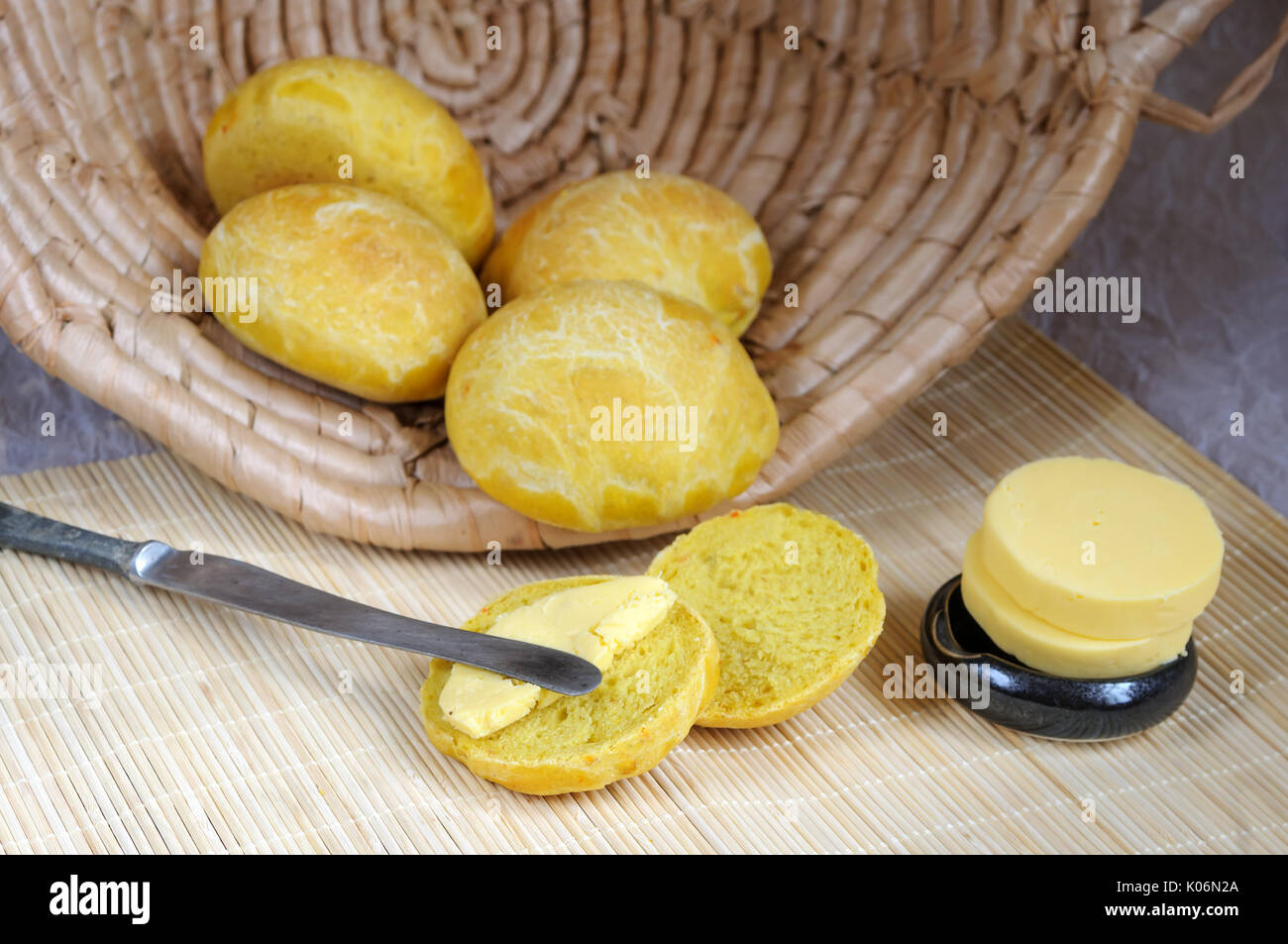 Curry hausgemachten Brötchen im Korb auf den Tisch. Brot mit Messer und Teig Stockfoto