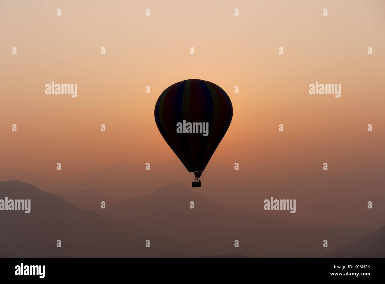 Heißluftballon am Morgen, Vangvieng, Laos Stockfoto