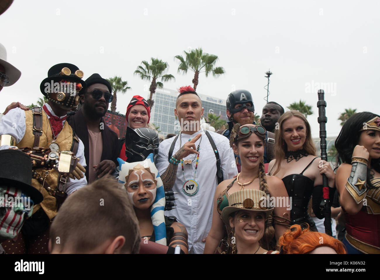 Black Eyed Peas poising mit Lüftern und Cosplayer außerhalb der Comic Con am Freitag, den 21. Juli 2017. Mit: will.i.am, Tabu, Wo: San Diego, Kalifornien, Vereinigte Staaten, wenn: 21 Jun 2017 Credit: Tony Forte/WANN Stockfoto
