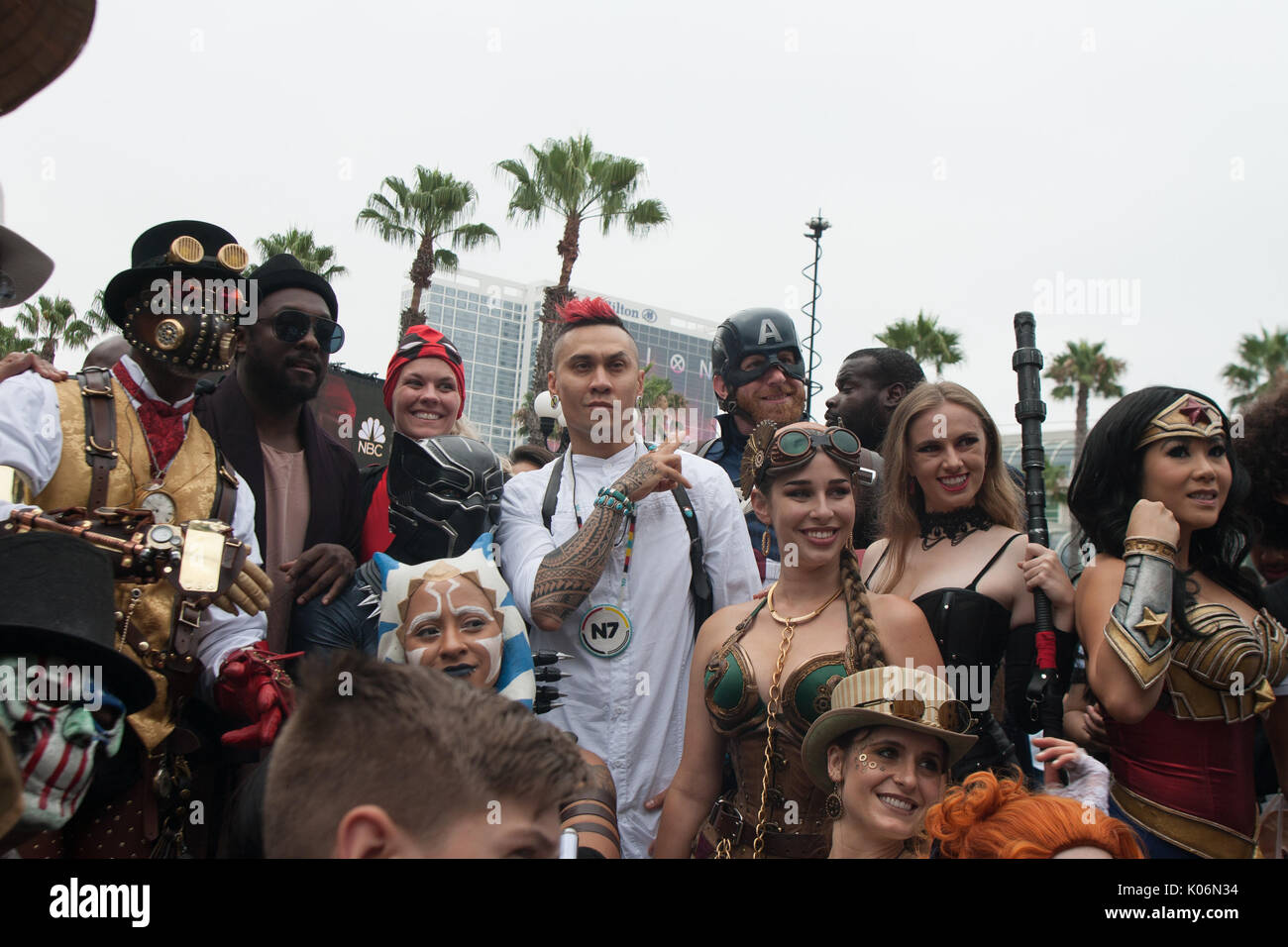 Black Eyed Peas poising mit Lüftern und Cosplayer außerhalb der Comic Con am Freitag, den 21. Juli 2017. Mit: will.i.am, Tabu, Wo: San Diego, Kalifornien, Vereinigte Staaten, wenn: 21 Jun 2017 Credit: Tony Forte/WANN Stockfoto