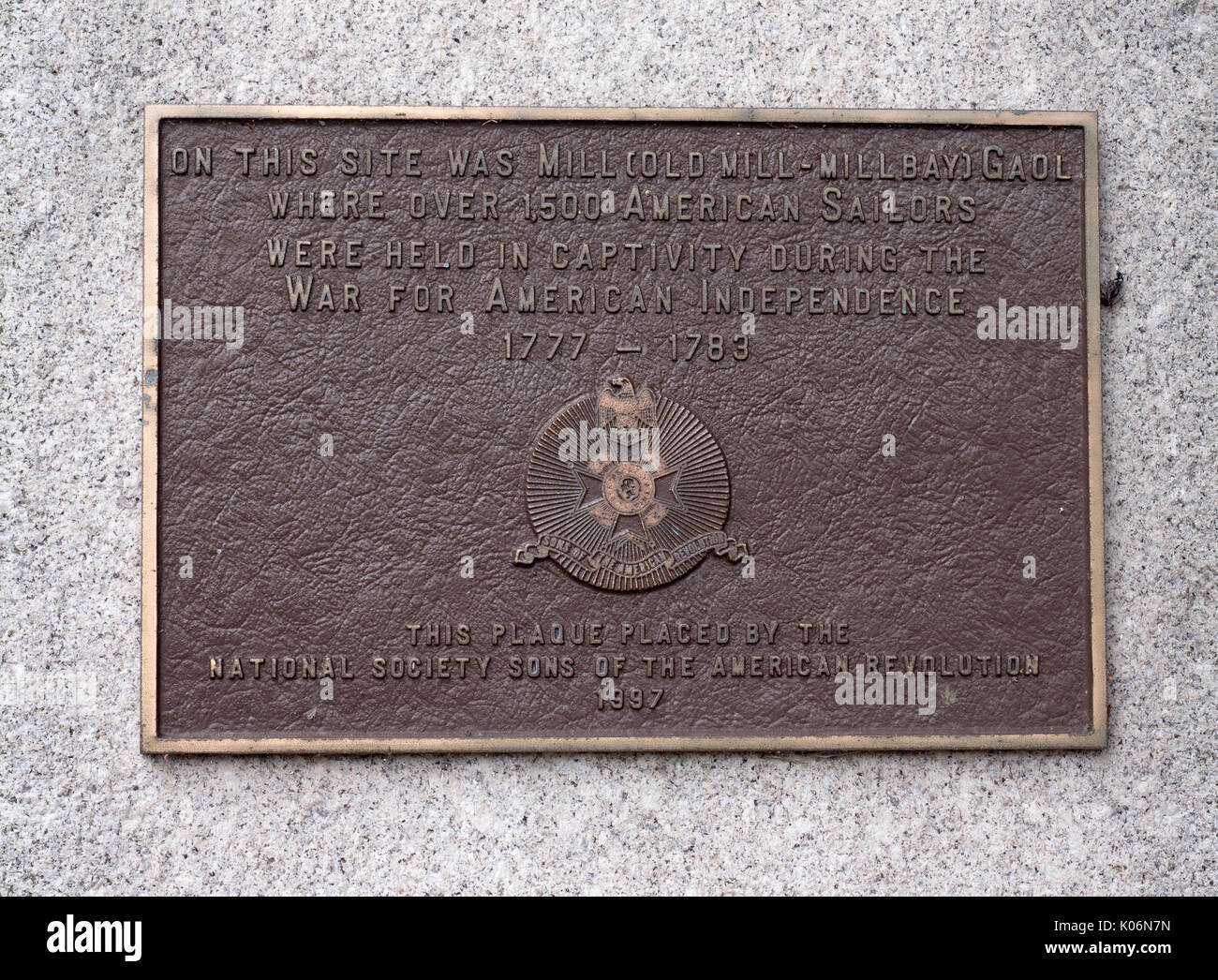 Bronzene Gedenktafel zur Erinnerung an die Website von Mühle (Alte Mill-Mill Bay) Gefängnis, in dem 1500 amerikanische Seeleute in Gefangenschaft, Millbay, Plymouth, England Stockfoto