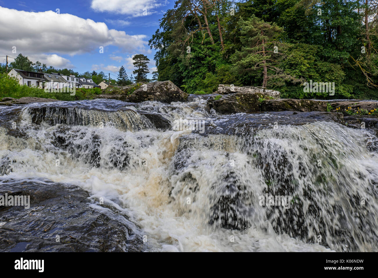 Fällt der Dochart, whitewater Rapid im Dorf Killin, Loch Lomond und der Trossachs National Park, Stirling, Schottland, UK Stockfoto