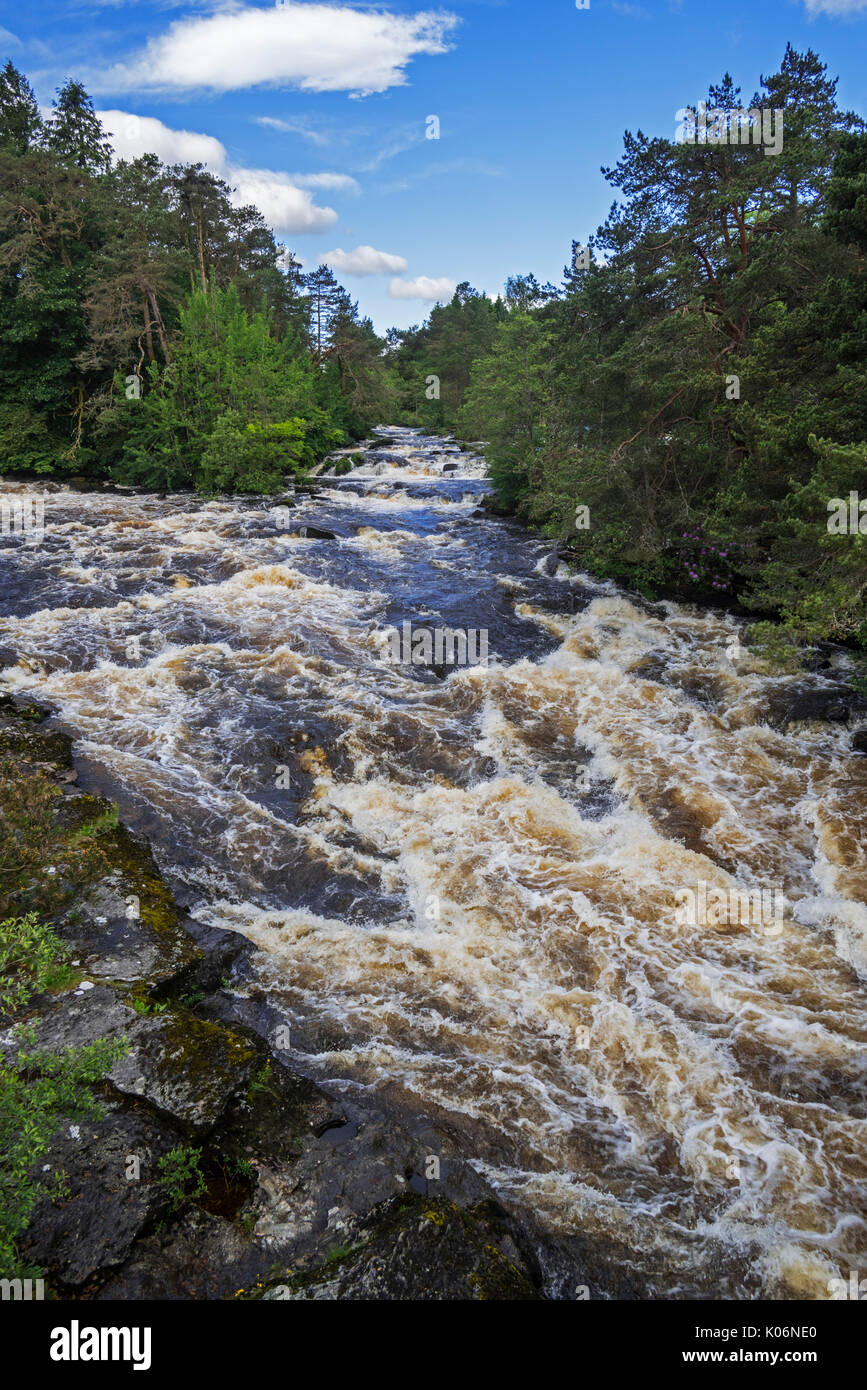 Fällt der Dochart, whitewater Rapid im Dorf Killin, Loch Lomond und der Trossachs National Park, Stirling, Schottland, UK Stockfoto