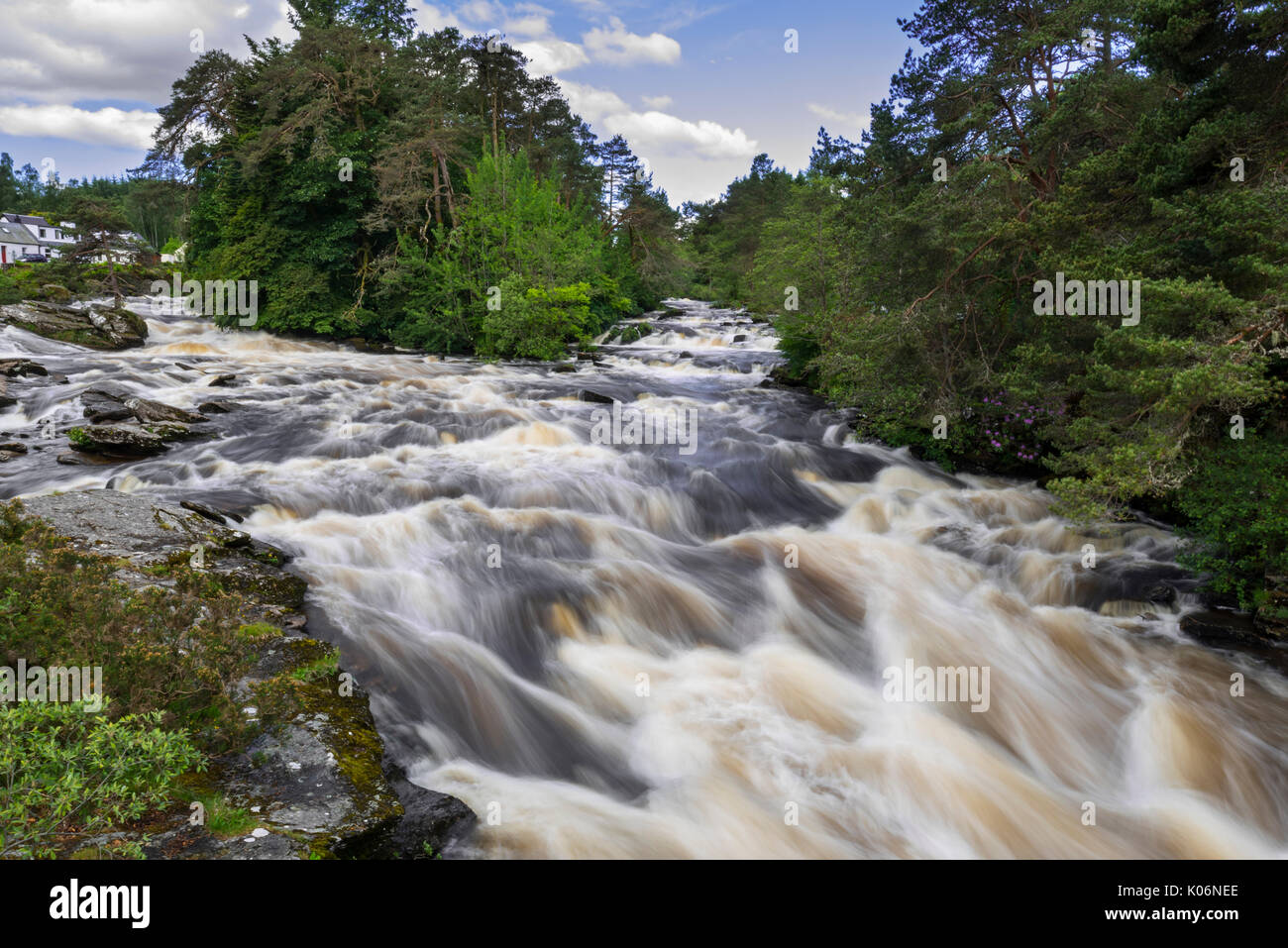 Fällt der Dochart, whitewater Rapid im Dorf Killin, Loch Lomond und der Trossachs National Park, Stirling, Schottland, UK Stockfoto