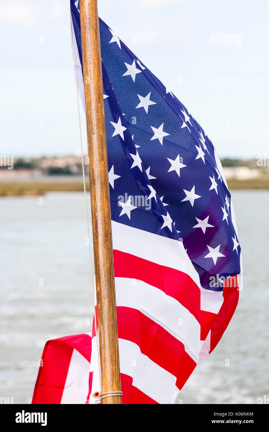 Amerikanische Flagge Flattern aus dem Heck des Bootes. Close Up, Fluss hinter der Flagge. Stockfoto