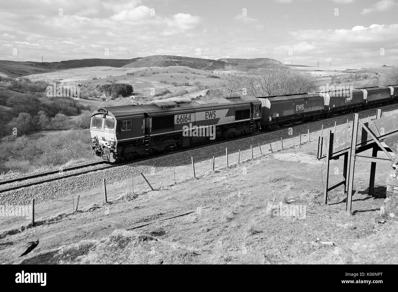 66164 und Zug passiert Ffynnonau duon Nr. 3 Level mit einem Cwmbargoed - Aberthaw Kraftwerk M.G.R. arbeiten. Stockfoto