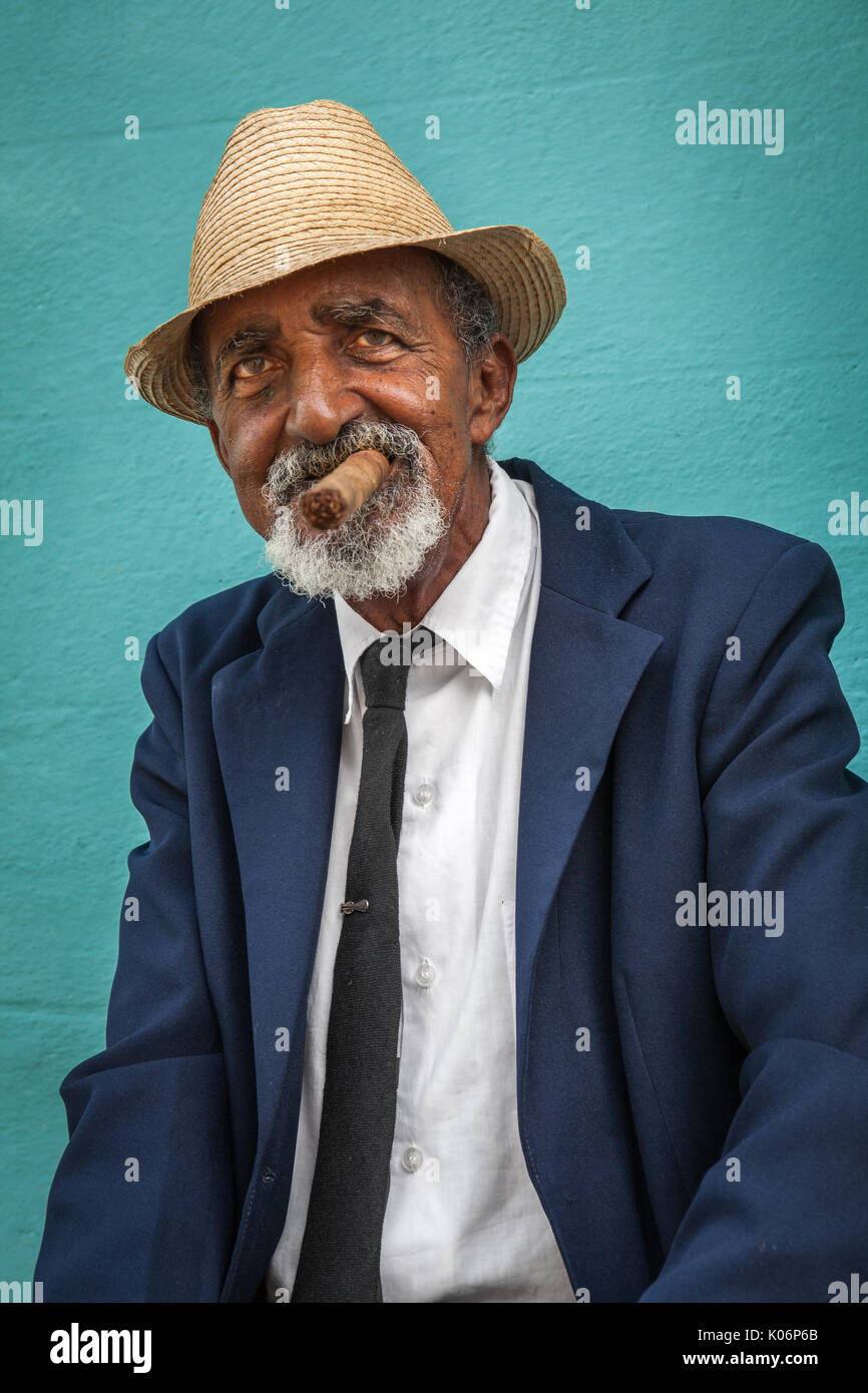 Porträt einer kubanischen Mann mit Zigarre, Trinidad, Kuba Stockfoto