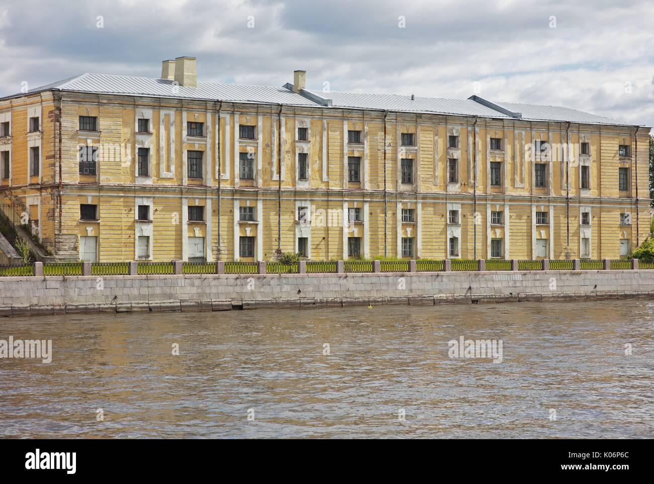 Gelbes Haus auf der Wasserseite Stockfoto