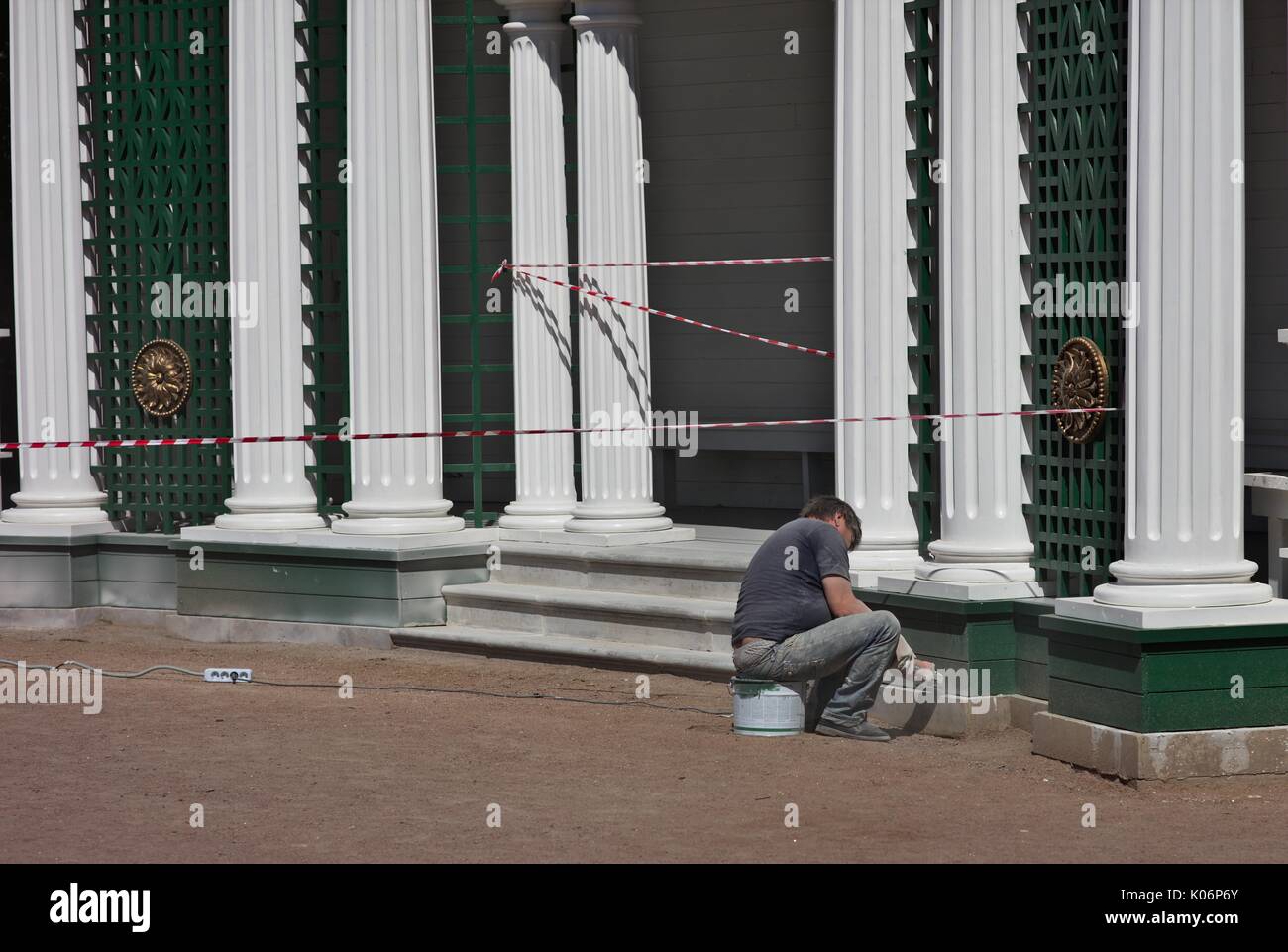 Mann mit Power Schleifer auf historischen Gebäude in Perterhof, Russland Stockfoto