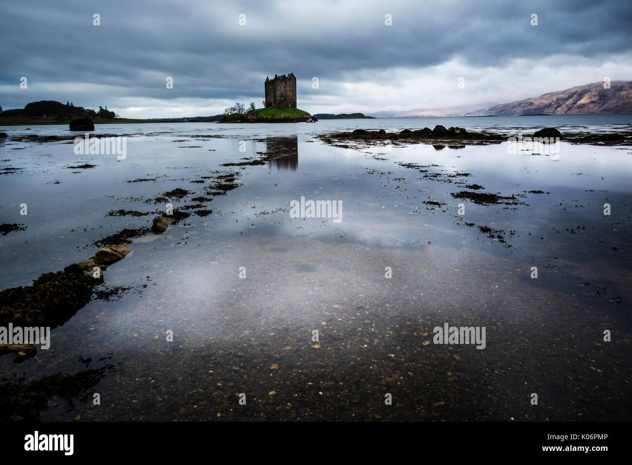 Castle Stalker (Caisteal eine stalcaire) einen 4-stöckigen Turm Haus oder malerisch auf einer Gezeiten Insel auf Loch Laich, nördlich von Oban halten, Stockfoto