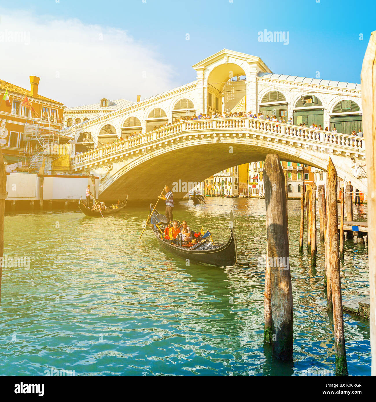 Blick auf die Rialto Brücke bei Sonnenuntergang in Venedig, Italien Stockfoto