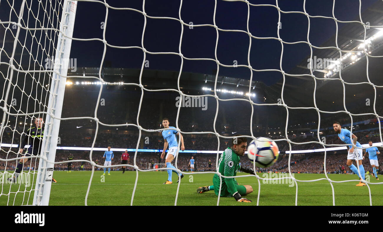 Everton's Wayne Rooney (links) Kerben erste Ziel seiner Seite des Spiels zu 200 Premier League Ziele erreichen, während der Premier League Match an der Etihad Stadium, Manchester. Stockfoto