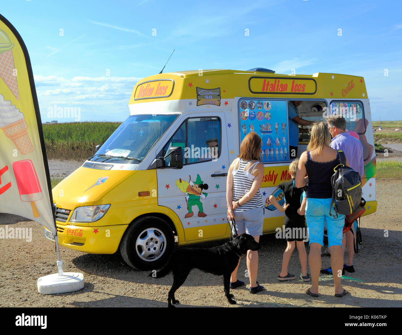 Italienische Eis Van, ICES, brancaster Staithe, Menschen, Kunden, Eis, Vertrieb, Norfolk, England, Großbritannien Stockfoto