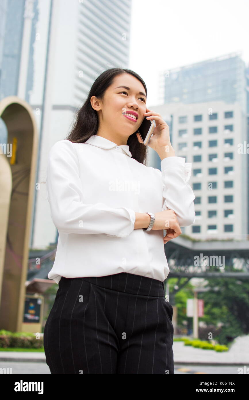 Business Frau einen Anruf außerhalb in Stockfoto