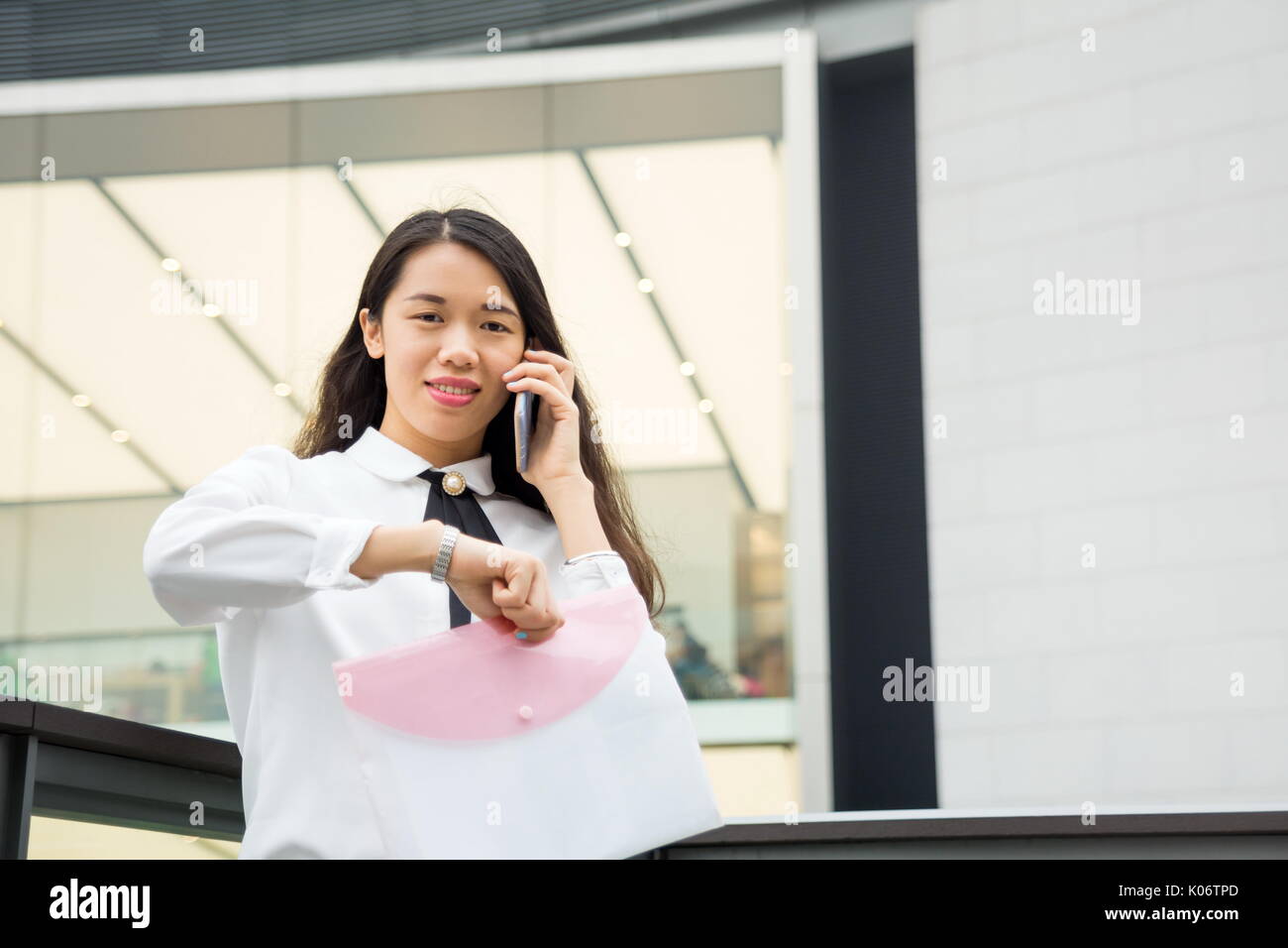 Business Frau einen Anruf außerhalb in Stockfoto