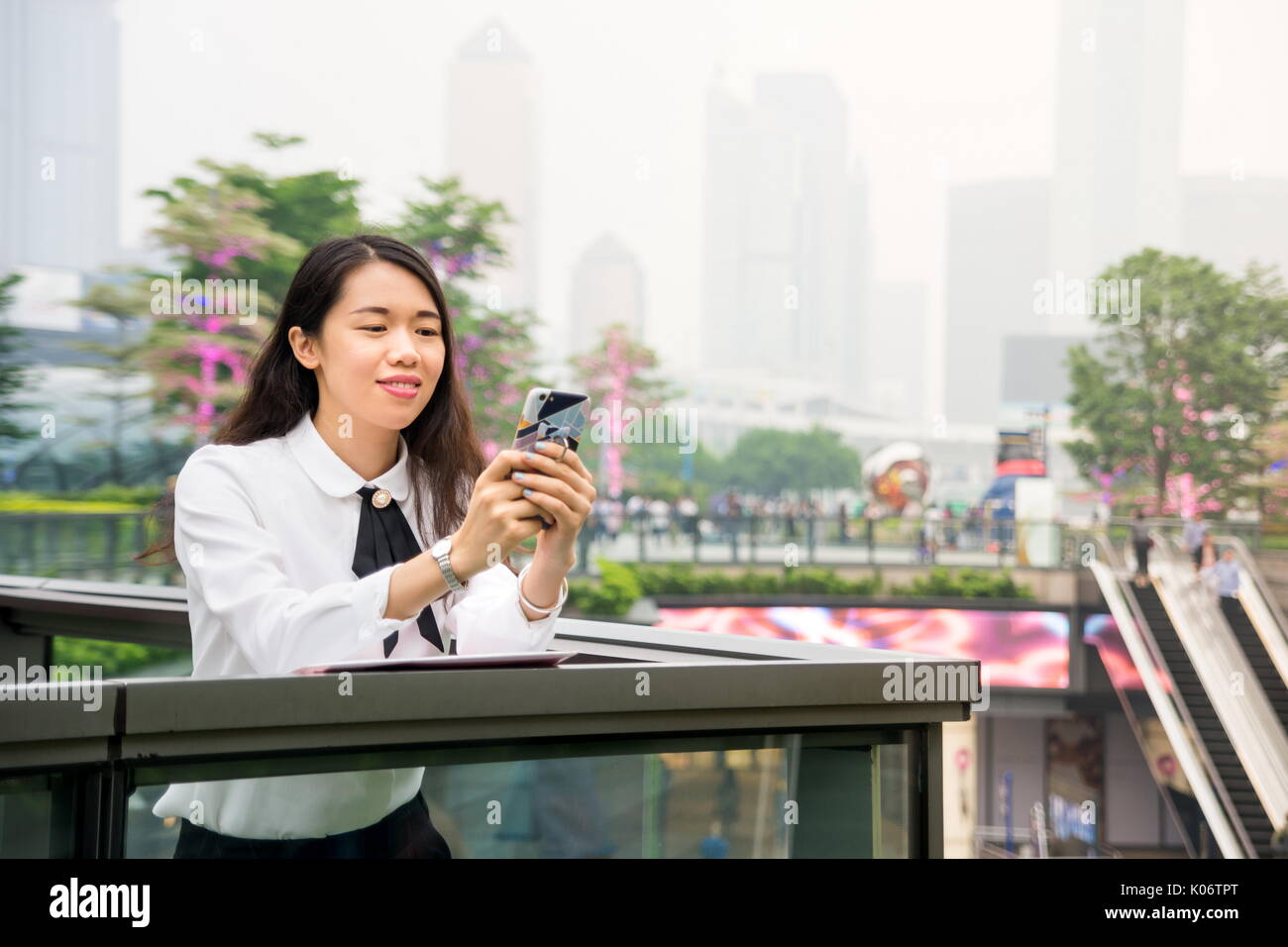 Business woman phone außerhalb des Büros Stockfoto