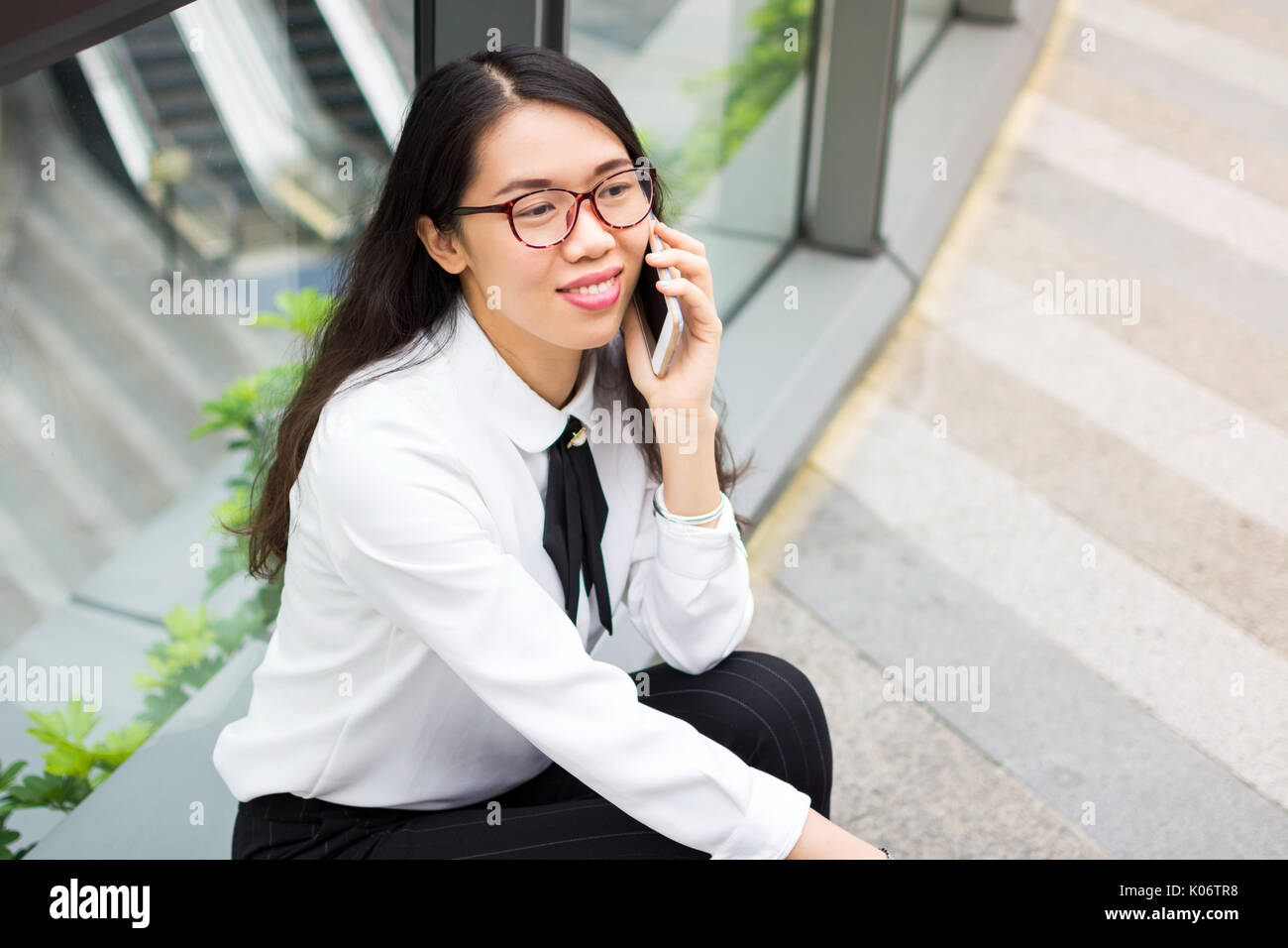 Business Frau einen Anruf außerhalb in Stockfoto