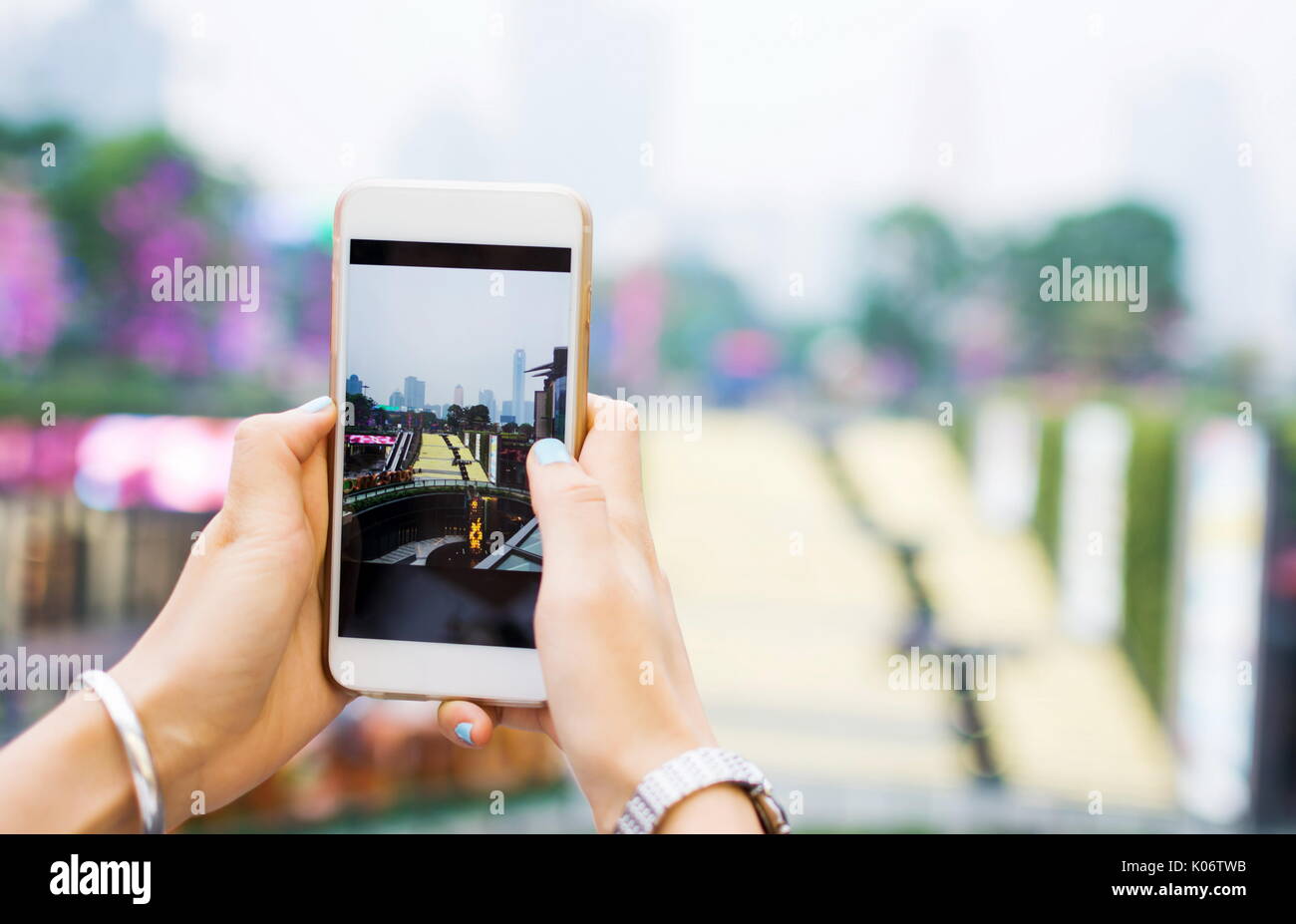 Mädchen mit Smart Phone von Guangzhou modernes Umfeld in China Stockfoto