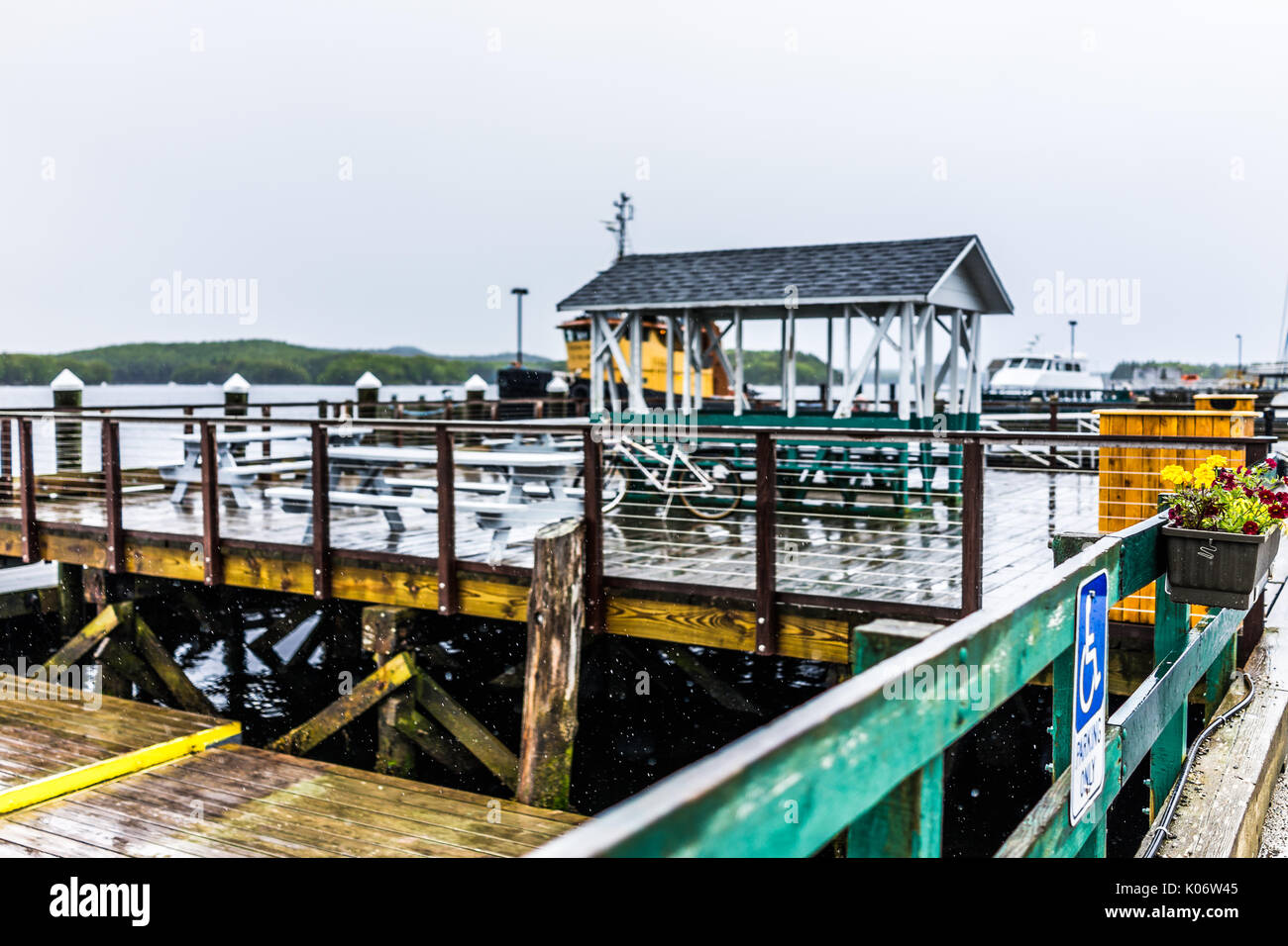 Leere Holz- Marina Hafen in einem kleinen Dorf in Castine, Maine bei Regen Stockfoto