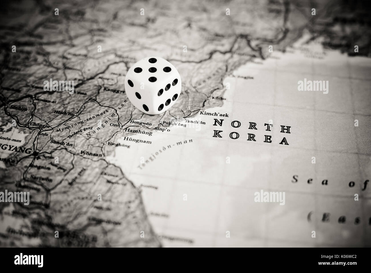 Auf der Karte mit Nordkorea land Würfel, Konzept der Gefahr von Krieg und riskanten Herausforderung zwischen Nationen Stockfoto