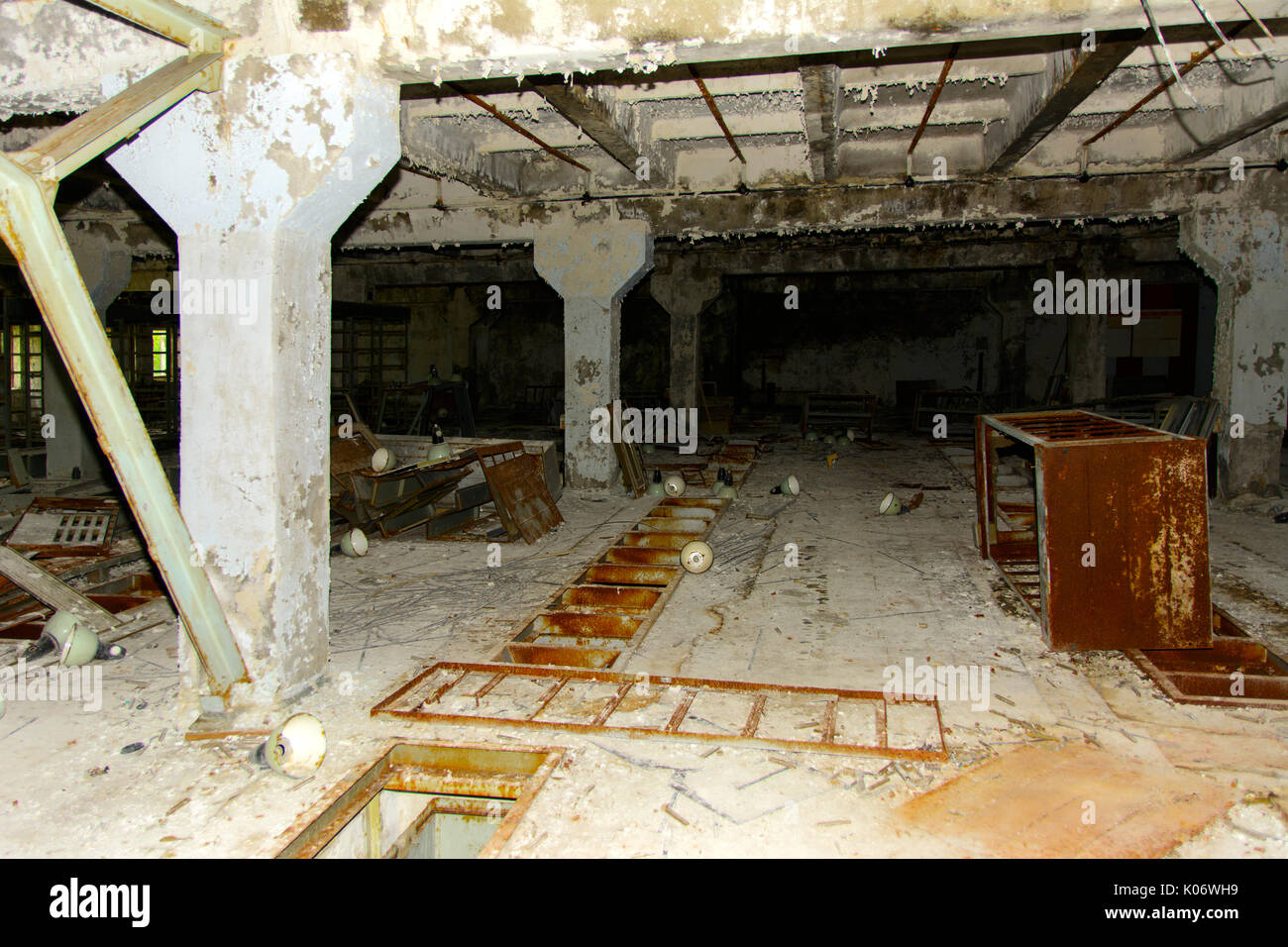 Die geplündert Gefechtsstand der geheimen militärischen Einheit der PRO der UDSSR. Tot militärische Einheit. Folgen der Reaktorkatastrophe von Tschernobyl, August Stockfoto