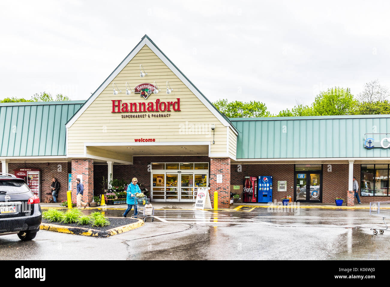 Camden, USA - Juni 9, 2017: Hannaford supermarket in Maine Stadt mit Zeichen und Leute einkaufen Stockfoto