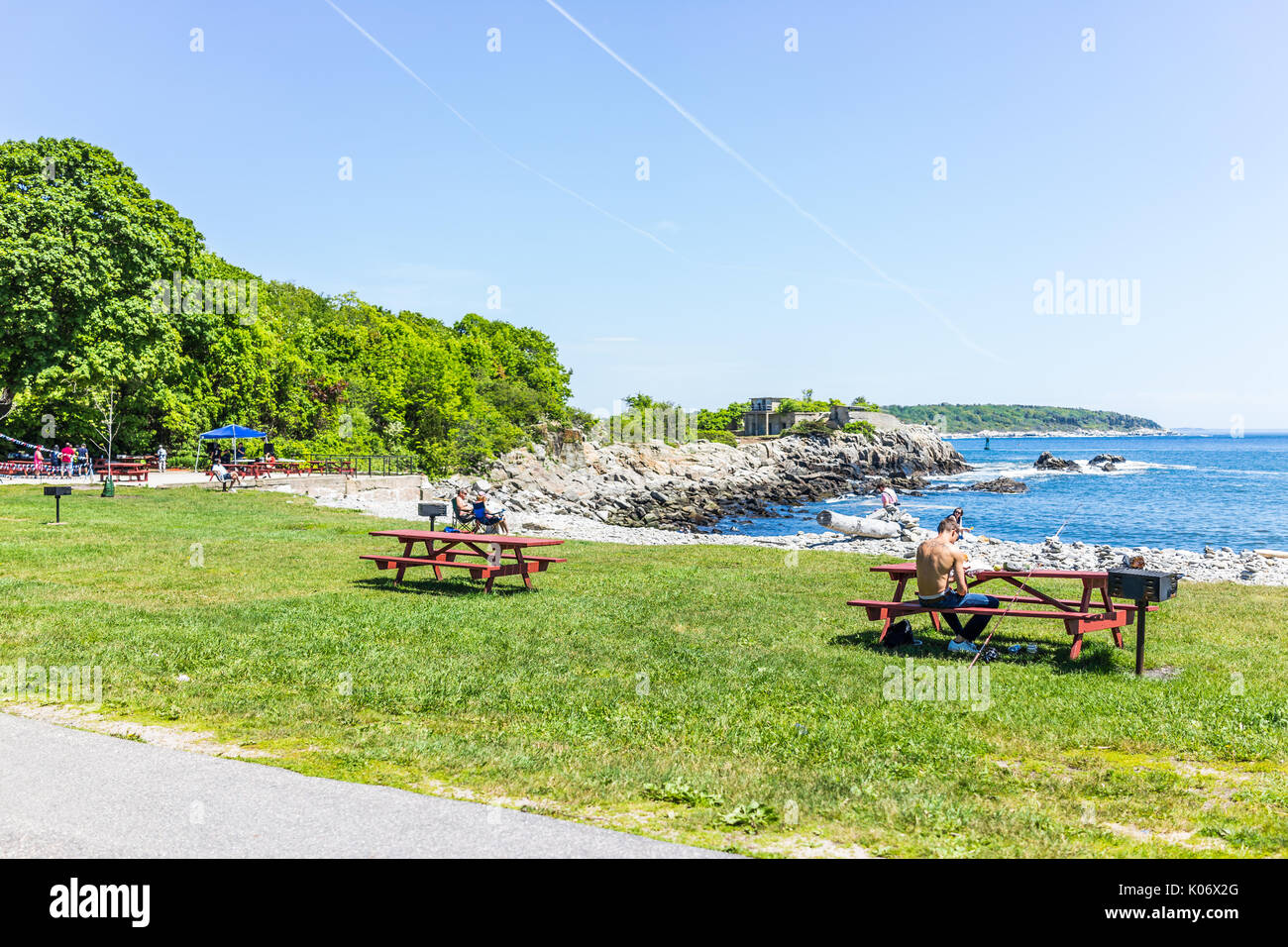 Cape Elizabeth, USA - 10. Juni 2017: Menschen sitzen an Tischen, auf öffentlichen Strand namens Ship Cove durch Portland Head Lighthouse in Maine Stockfoto