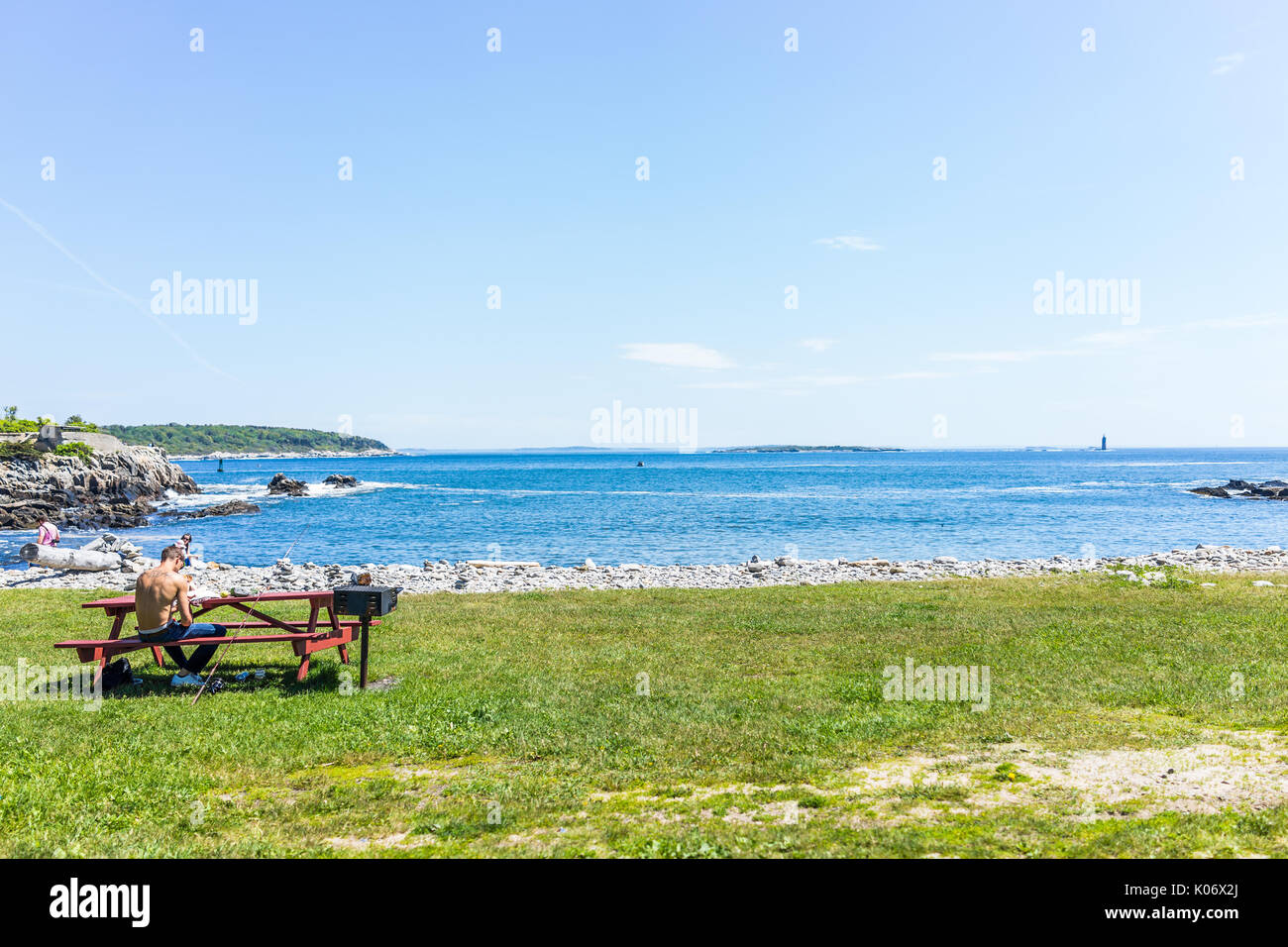 Cape Elizabeth, USA - 10. Juni 2017: Menschen sitzen an Tischen, auf öffentlichen Strand namens Ship Cove durch Portland Head Lighthouse in Maine Stockfoto