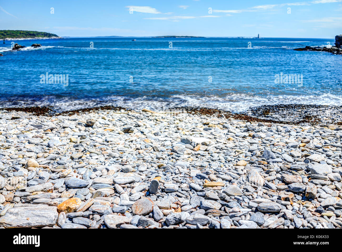 Rocky öffentlichen Strand namens Ship Cove durch Portland Head Lighthouse in Cape Elizabeth, Maine Stockfoto