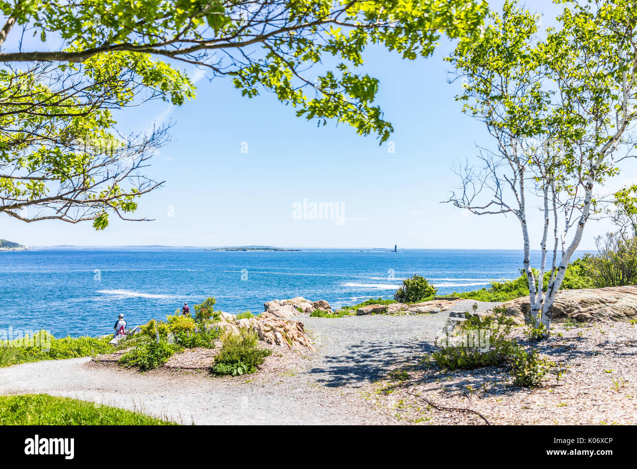 Cape Elizabeth, USA - 10. Juni 2017: Menschen zu Fuß auf Wanderwegen durch Portland Head Lighthouse in Fort Williams Park in Maine im Sommer Stockfoto