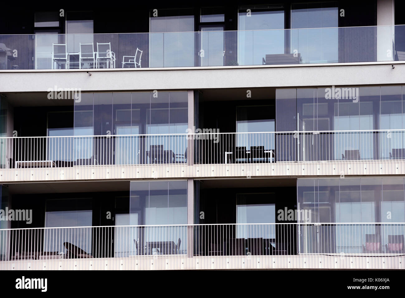 Verglaste loggien an ein modernes hohes Gebäude. Stockfoto