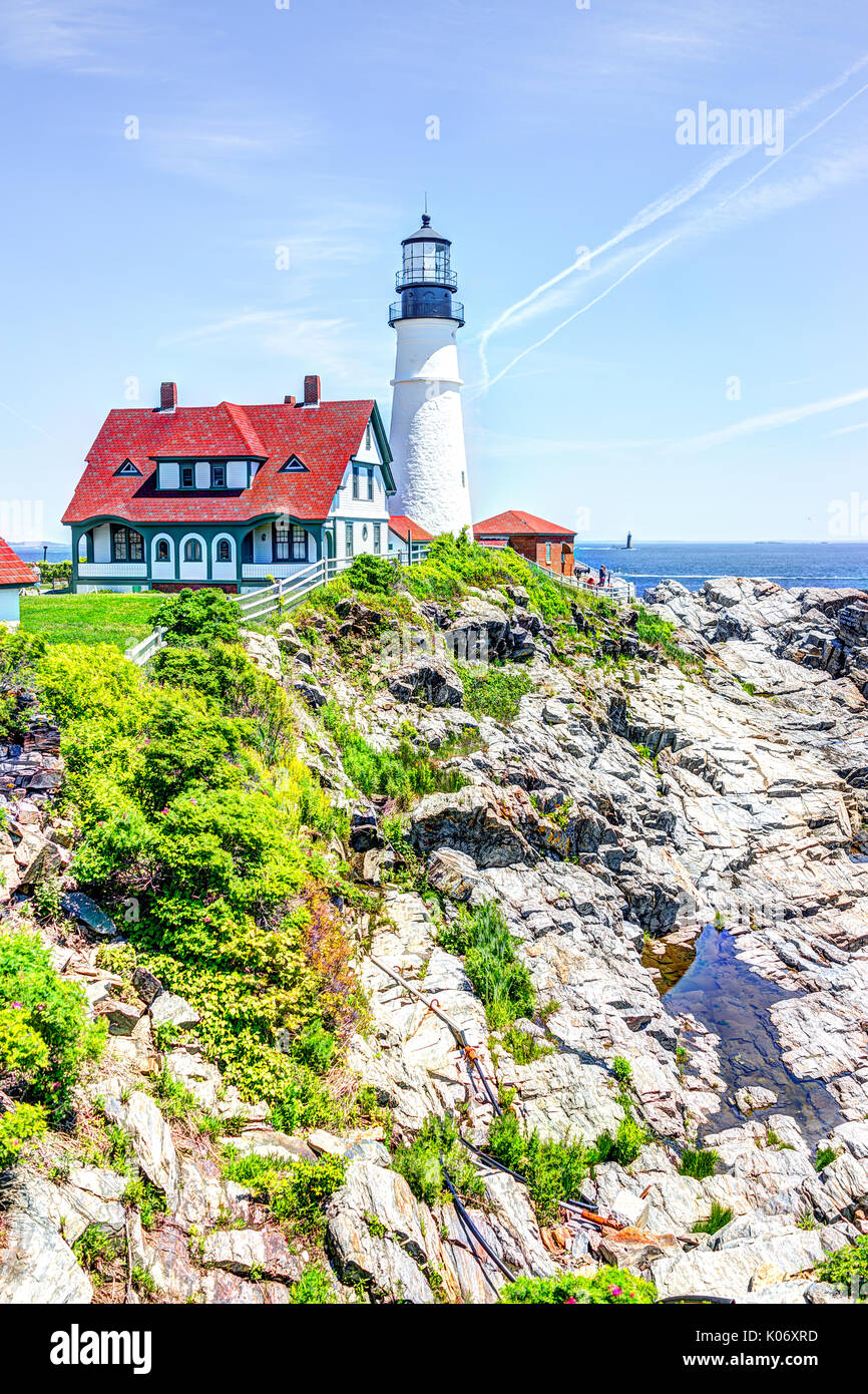 Cape Elizabeth, USA - 10. Juni 2017: Portland Head Lighthouse und Museum in Fort Williams Park in Maine im Sommer Tag mit Cliff Stockfoto