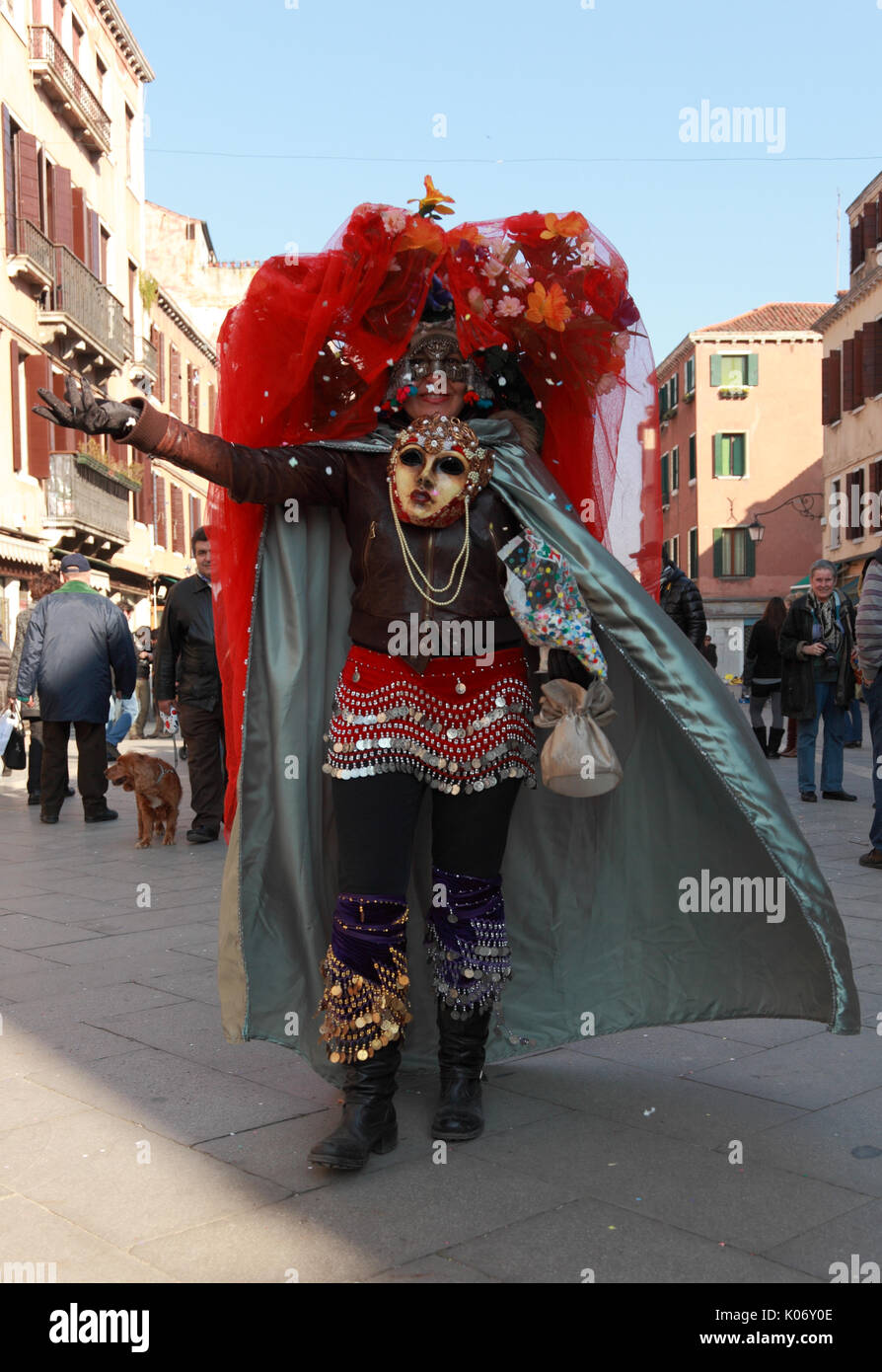 Venedig, Italy-February 26 Th, 2011: Lustig verkleidete Frau zu Fuß auf der Straße von Venedig im Karneval Tage. Der Karneval von Venedig (Carnevale di Stockfoto
