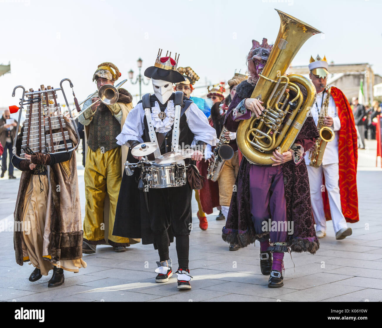 Venedig, Italy-Ferburary 26 Th, 2011: lustige Orchester Marching und Gesang in den Straßen von Venedig während des Karnevals. Stockfoto