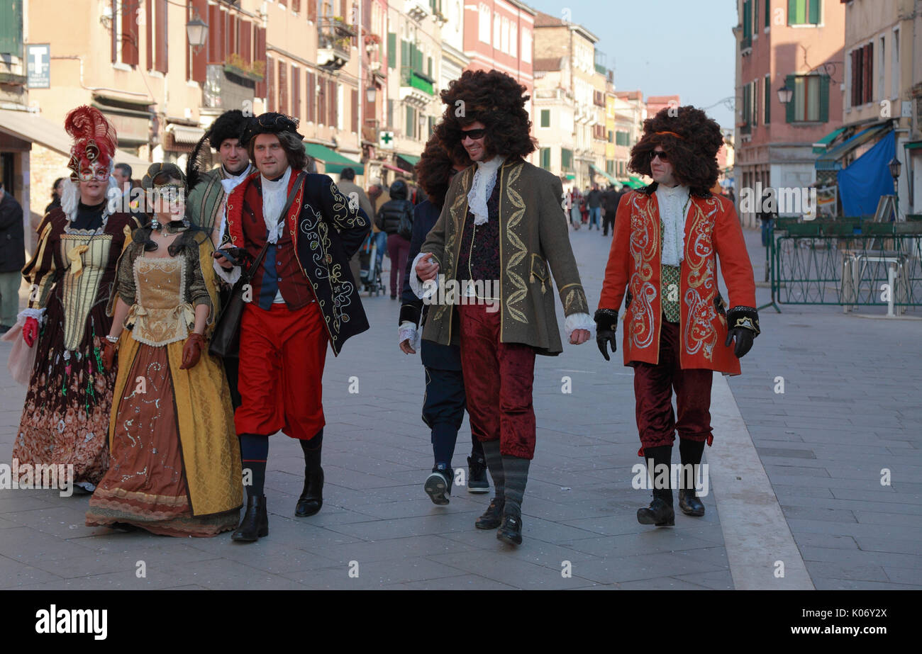 Venedig, Italien - 26. Februar 2011: Gruppe von Menschen glücklich getarnt zu Fuß auf einer Straße in Venedig, während des Karnevals Tage. Der Karneval von Venedig (Carn Stockfoto