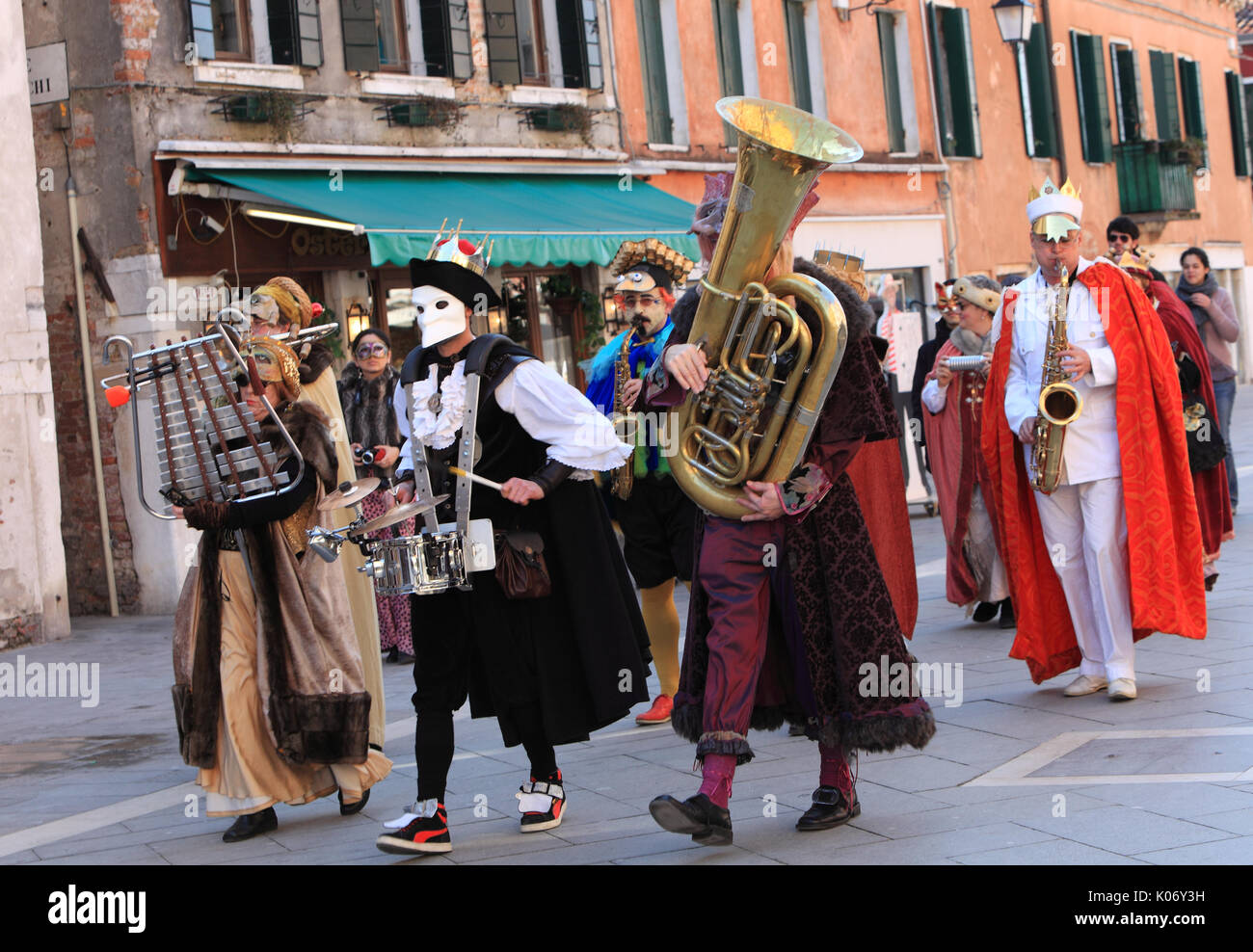 Venedig, Italy-Ferburary 26 Th, 2011: lustige Orchester Marching und Gesang in den Straßen von Venedig im Karneval Tage. Der Karneval von Venedig (Carn Stockfoto
