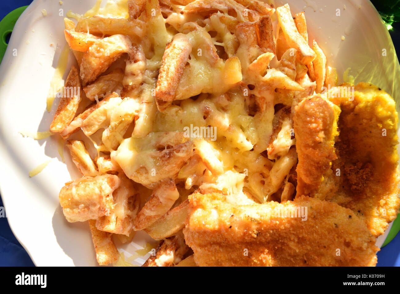 Cheesy Chips und gebratene zerschlagene Fisch Stockfoto