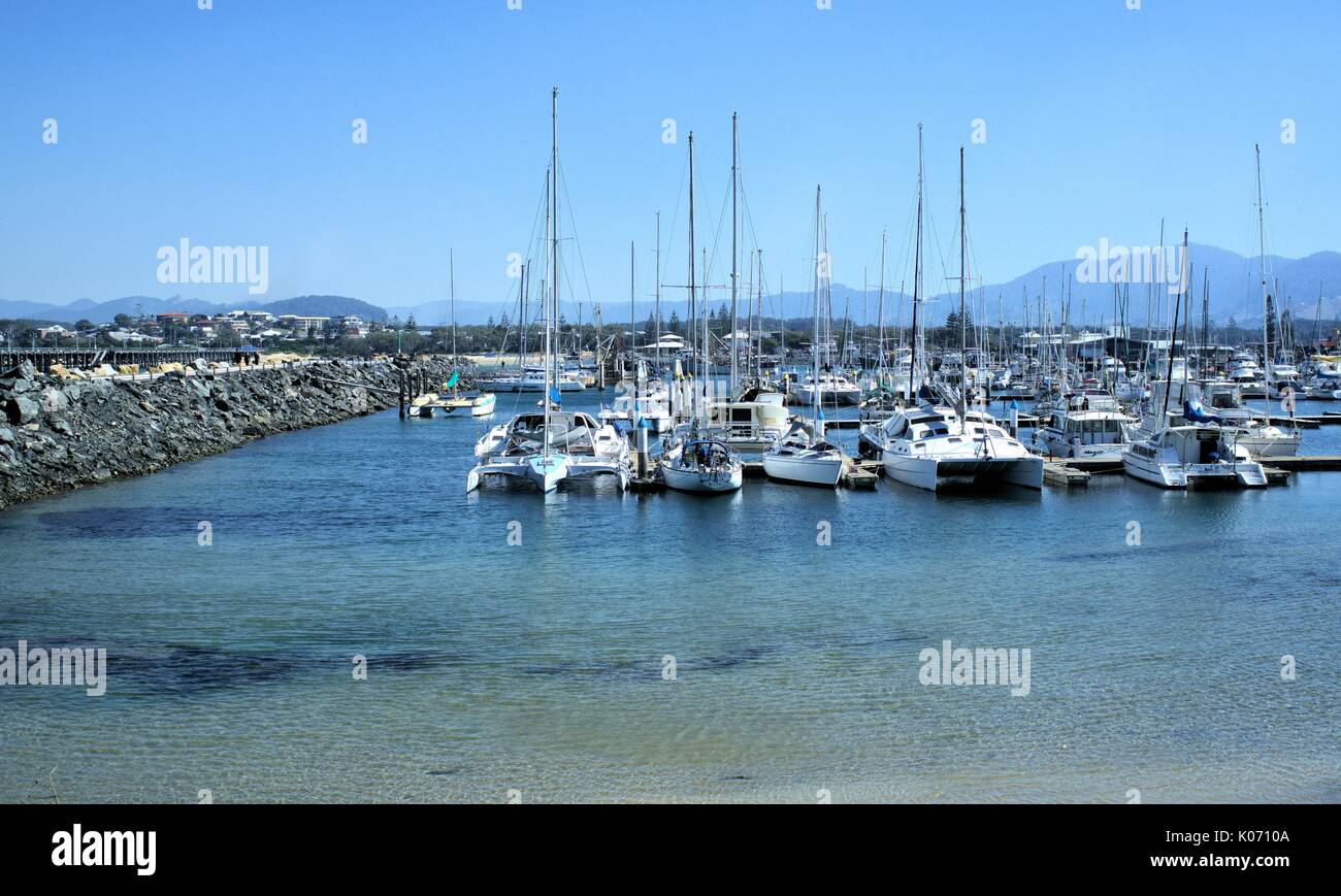 Panoramablick auf Jetty Beach, Coffs Harbour International Marina, blauen Meer Wasser und blauem Himmel in Coffs Harbour Australien Stockfoto