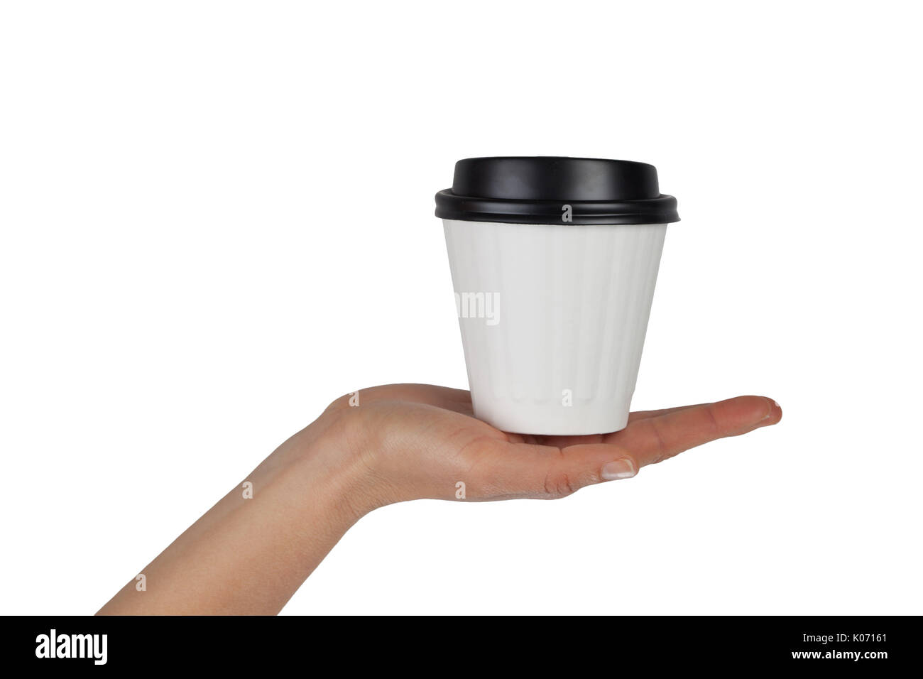 Weibliche hand mit weiß Einweg Kaffee Tasse im Palm auf Weiß mit Kopie Raum isoliert Stockfoto