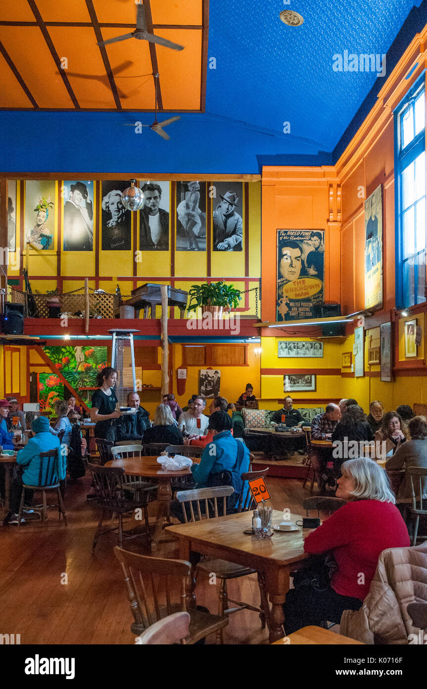 Die geschäftige Vollkorn Café im ehemaligen Theater (1910) in Takaka, Neuseeland, die umliegenden Golden Bay District ist ein Zentrum der alternativen Lebensstilen. Stockfoto