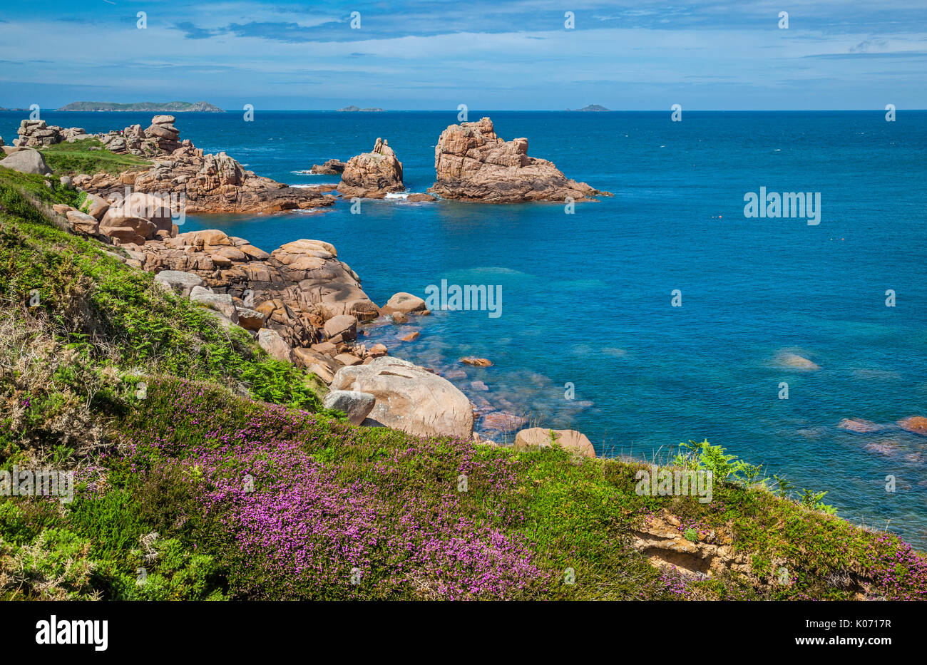 Frankreich, Bretagne, Côtes d'Armor, mit Blick auf die Cote De Granit Rose (rosa Granit Küste) bei Ploumanac'h aus dem Sentier des Douaniers (alte Cu Stockfoto