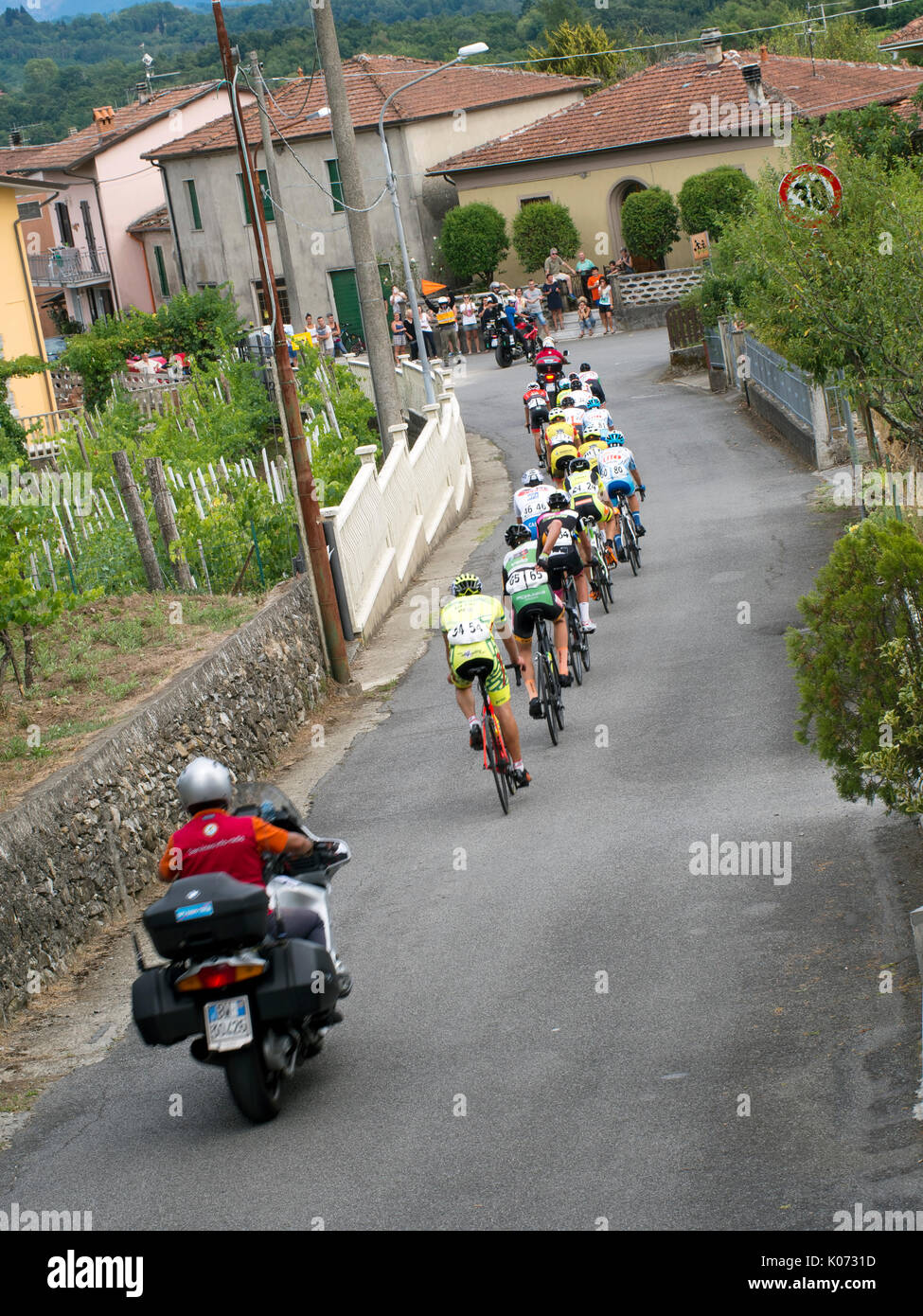 Radfahren ist eine beliebte Sportart in Italien. Durch das Dorf August 2017 Rennen. Stockfoto