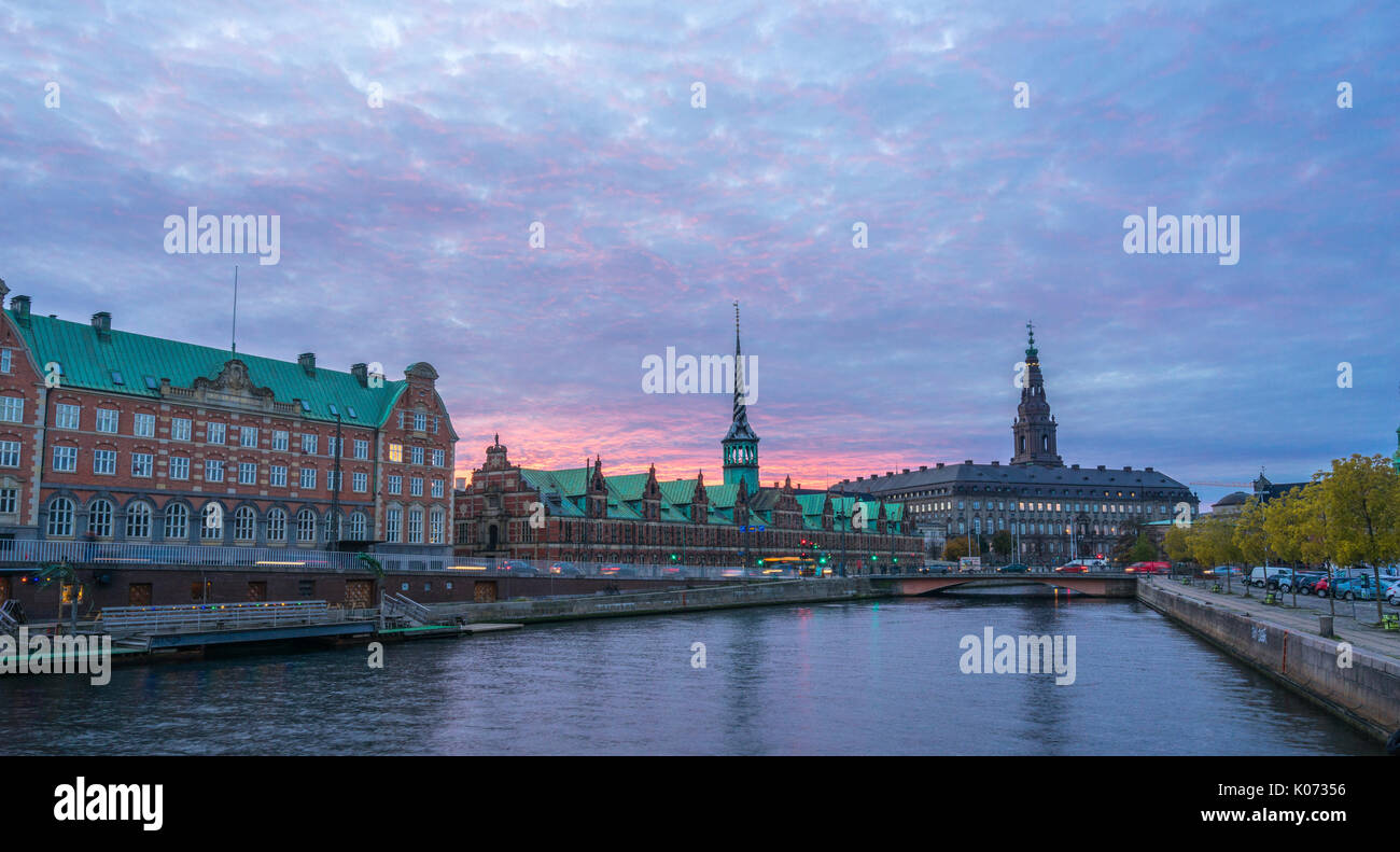 Kopenhagen, Hovedstaden, Dänemark, Nordeuropa. Der Platz des Schloss Christiansborg, Schauplatz des dänischen Parlaments Folketinget, der Oberste Cou Stockfoto