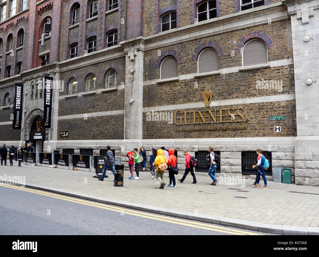 DUBLIN, Irland - 3. AUGUST 2017: Guinness Storehouse in Dublin. Das Guinness Storehouse ist eine touristische Attraktion am St. James's Gate Brewery in Dublin, ICH Stockfoto