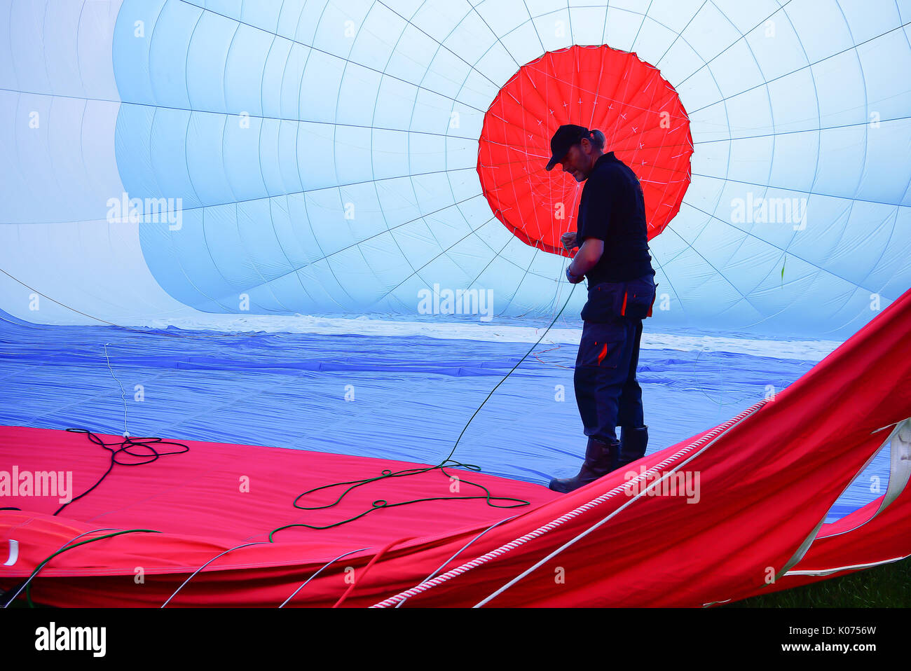 Die ballonfahrer Spaziergänge in einem Heißluftballon und steuert die Seile, Stockfoto