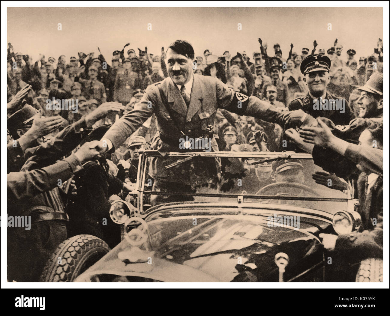 ADOLF HITLER Anbetung verehren die Hände schütteln ÖFFENTLICHEN WINKENDE MENSCHENMENGE Adolf Hitler in seiner oben offenen Mercedes Car auf dem Höhepunkt seiner Popularität Händeschütteln mit einem verehrenden deutsche Öffentlichkeit, deren Zustimmung Bewertung für ihn im Jahr 1938 war um 96% Stockfoto