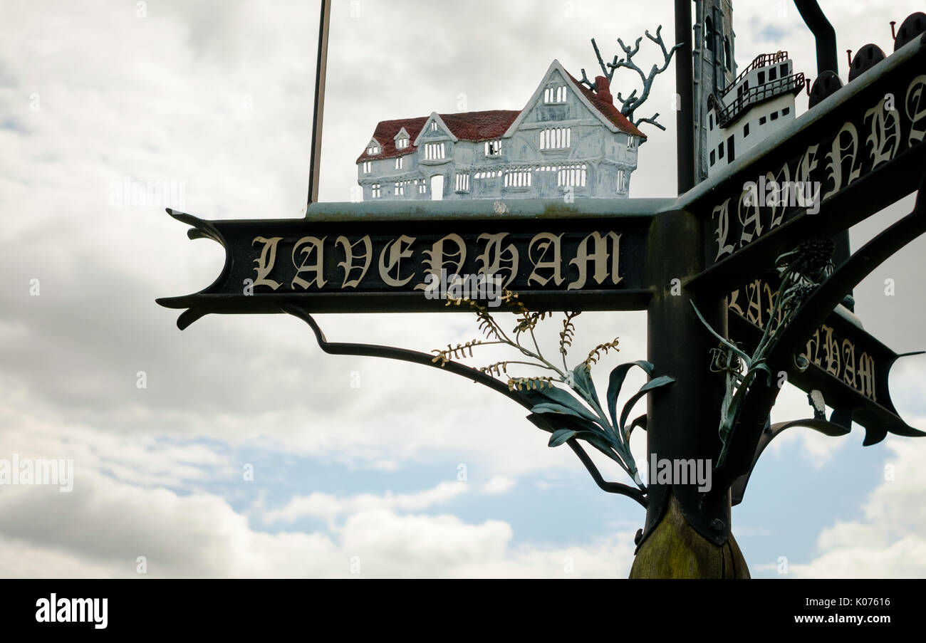 Reich verzierten Metall Zeichen für Lavenham, Suffolk, Großbritannien, mit der mittelalterlichen Häuser, für die das Dorf berühmt ist. Stockfoto